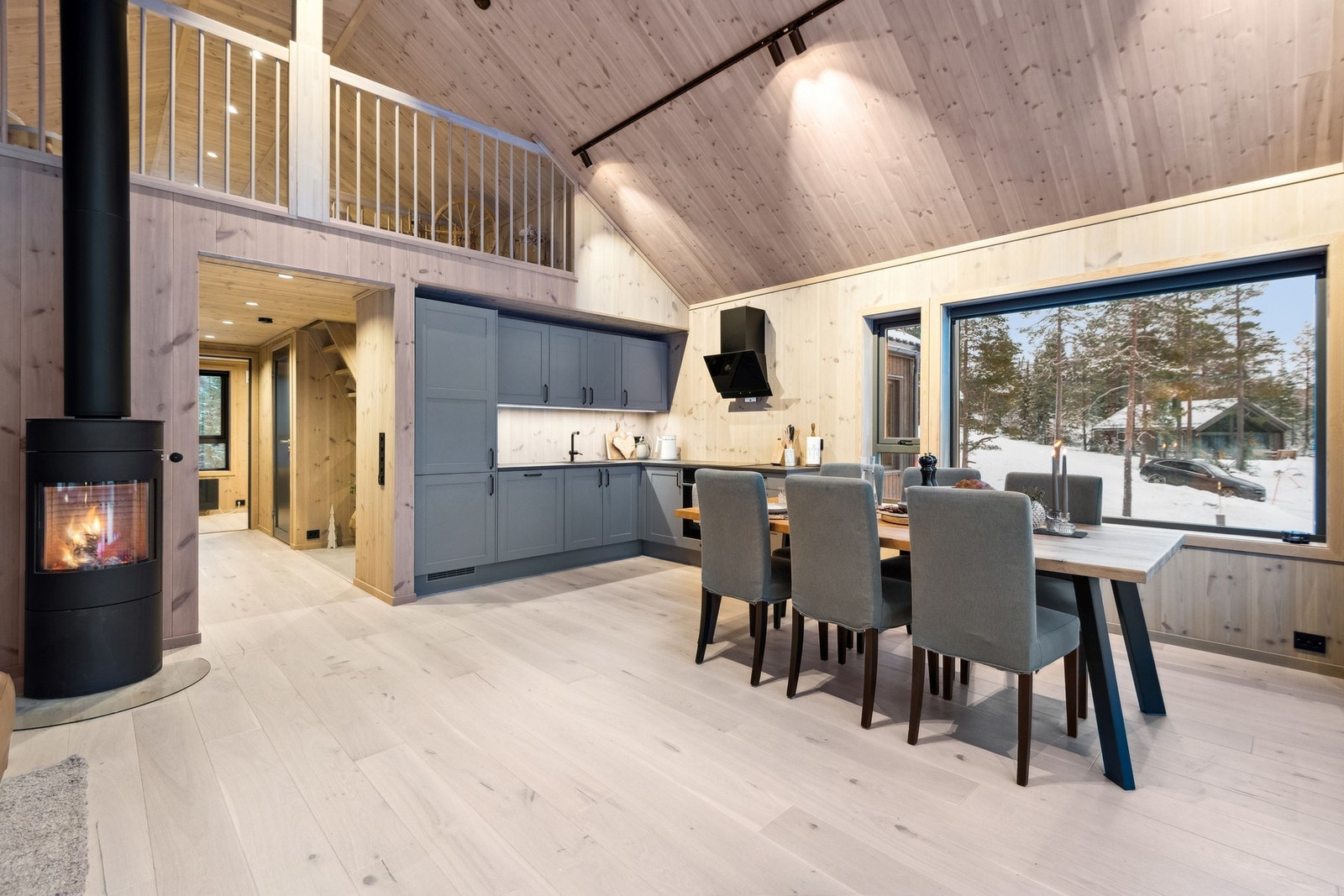 Etter en lang skitur er det godt å sette seg ned og kjenne den gode varmen fra vedovnen. Galleribilde