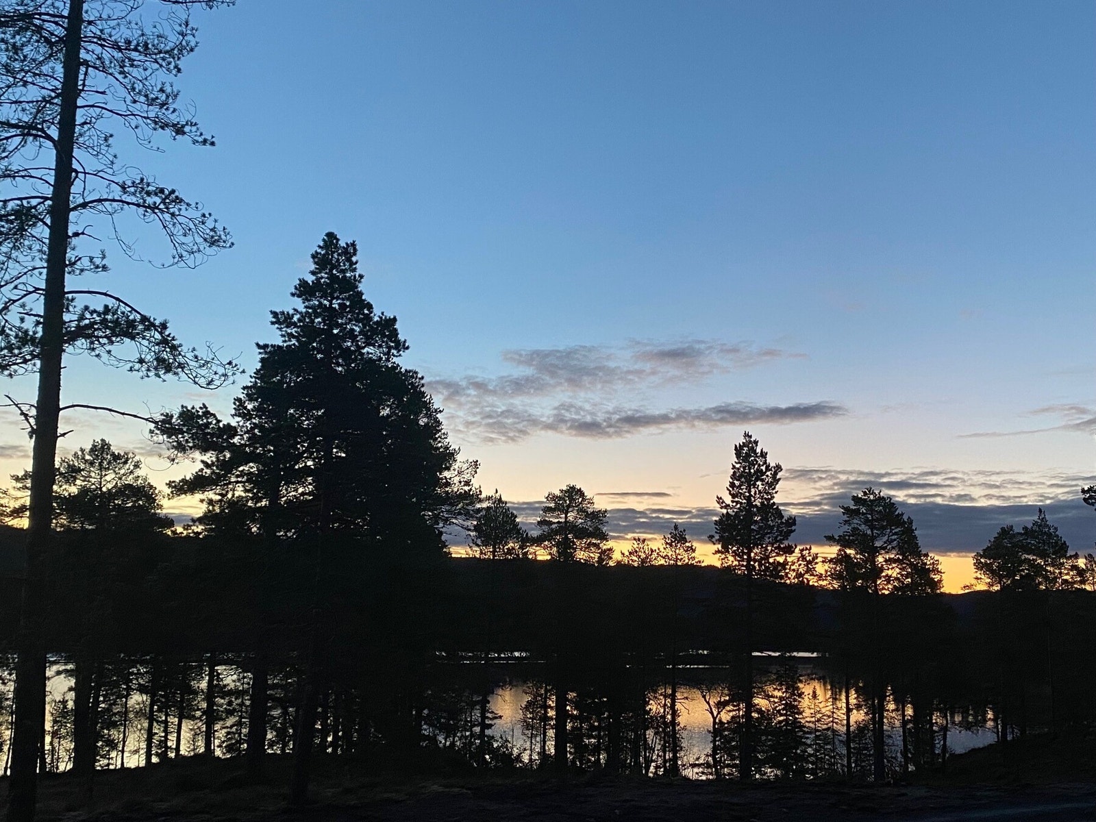 Det er lett å finne roen på terrassen utover sommerkvelden med denne utsikten å hvile øynene på. Galleribilde