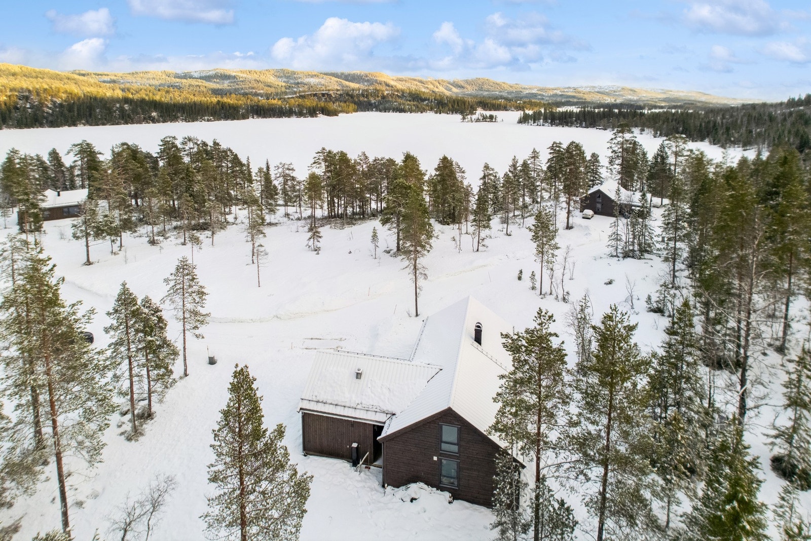 Eiendommen ligger med korte avstander til både fjell og vann. Et eldorado sommer som vinter med mange muligheter, som bading, fisking, jakt, skiløyper, lange og korte gåturer på fine turstier eller for en forfriskende løpetur i skogen. Galleribilde