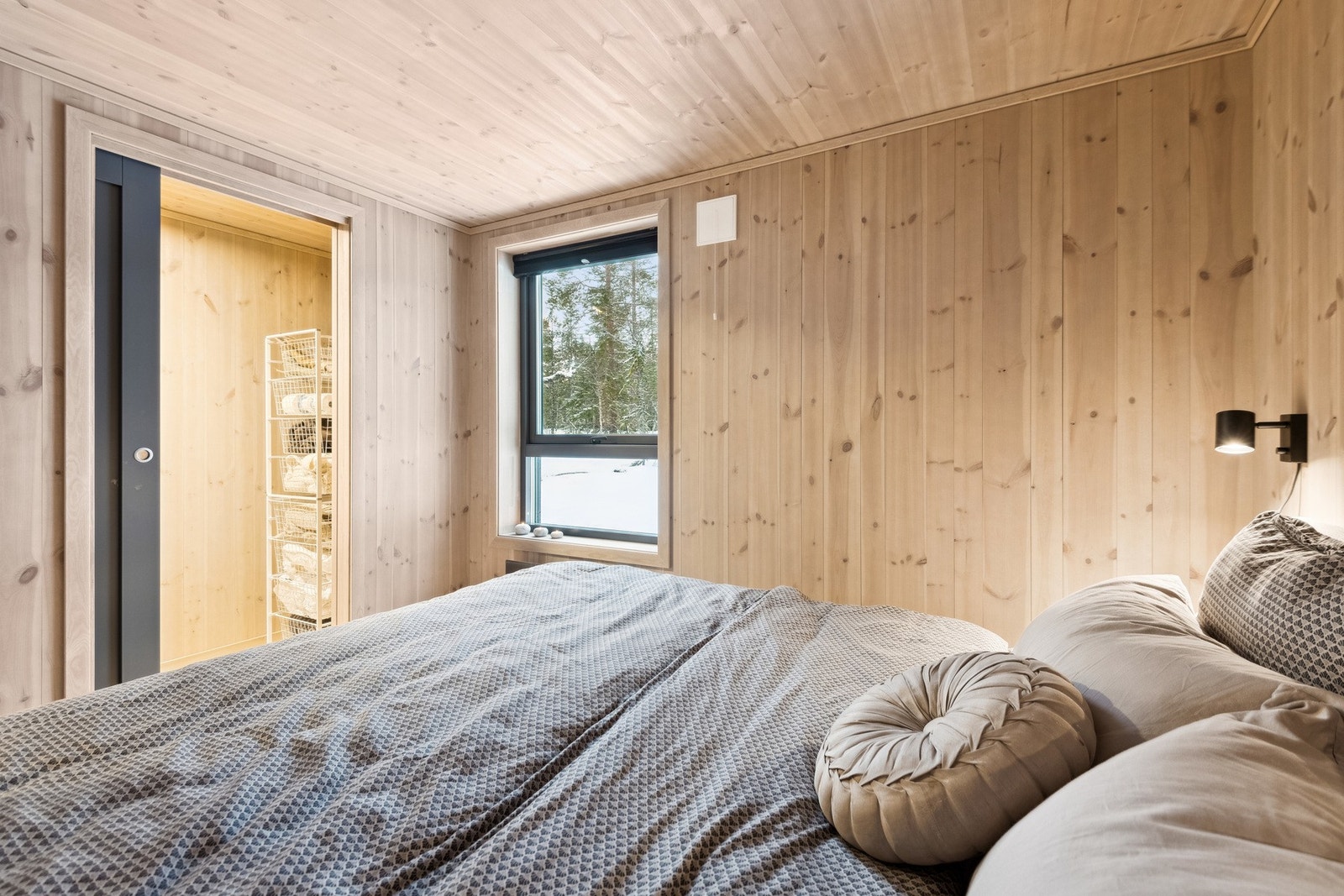 Praktisk walk in closet ved siden av soverommet. Galleribilde