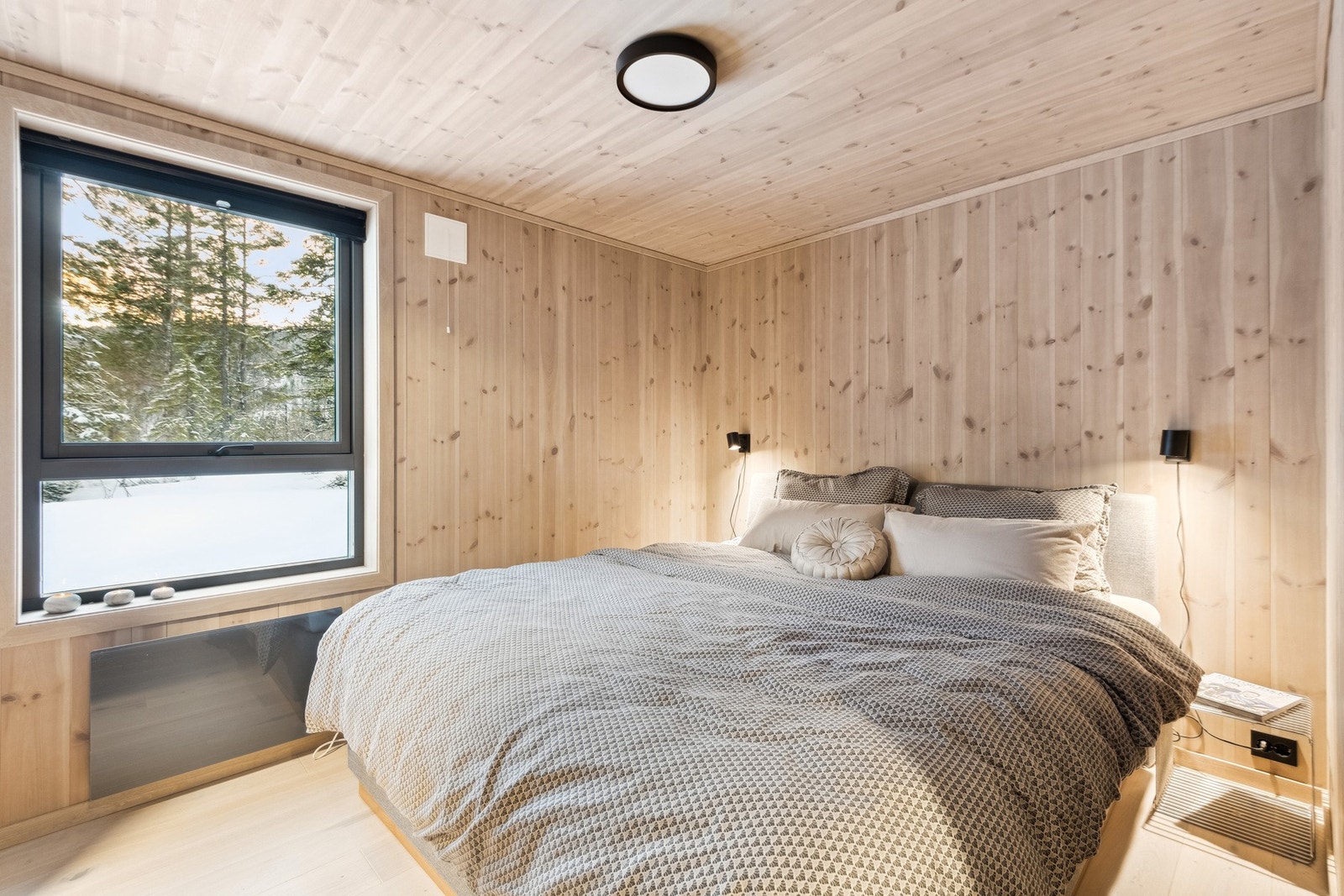 Romslig hovedsoverom med god plass til dobbeltseng. Her har man naturen rett utenfor soveromsvinduet. Galleribilde