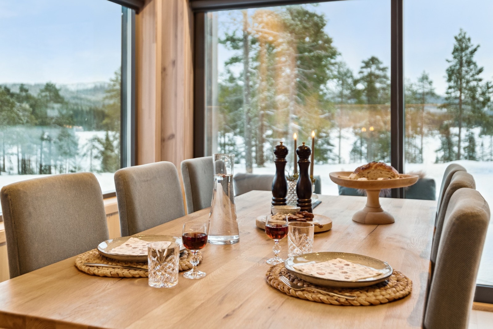 Her kan man nyte fine stunder i godt selskap. Her er det rom for et spisebord hvor det er plass til mange. Galleribilde