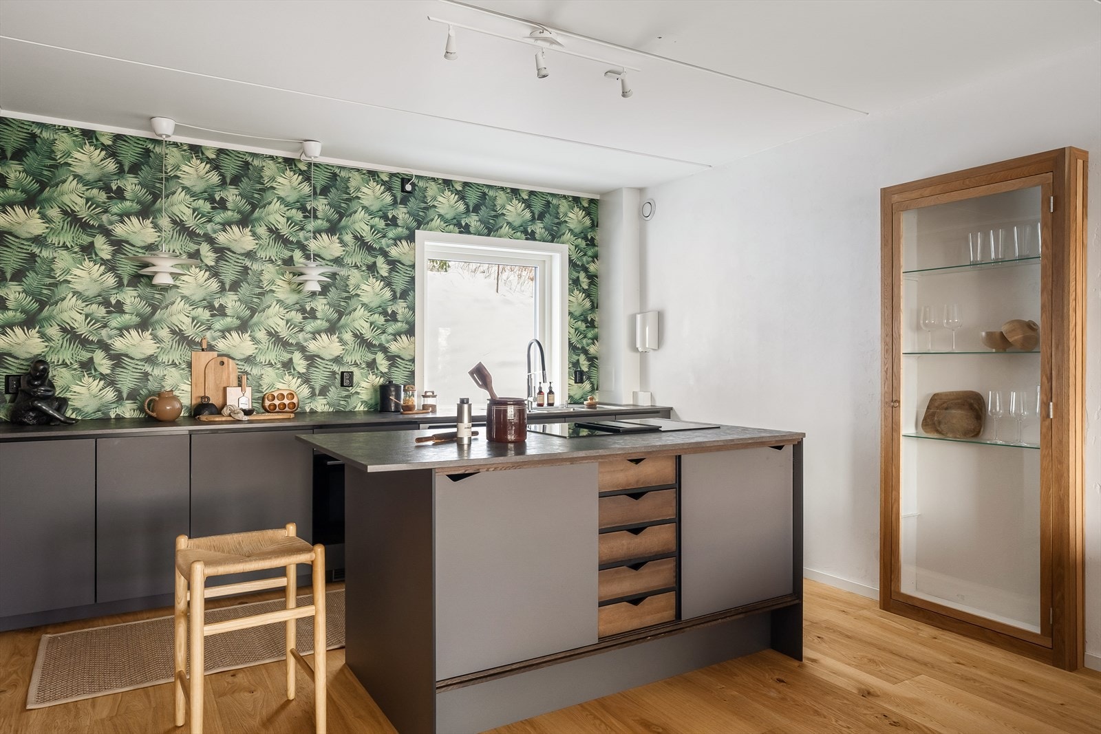 Kjøkken er levert av kvalitetsleverandøren Kvik og er montert i 2019. Galleribilde