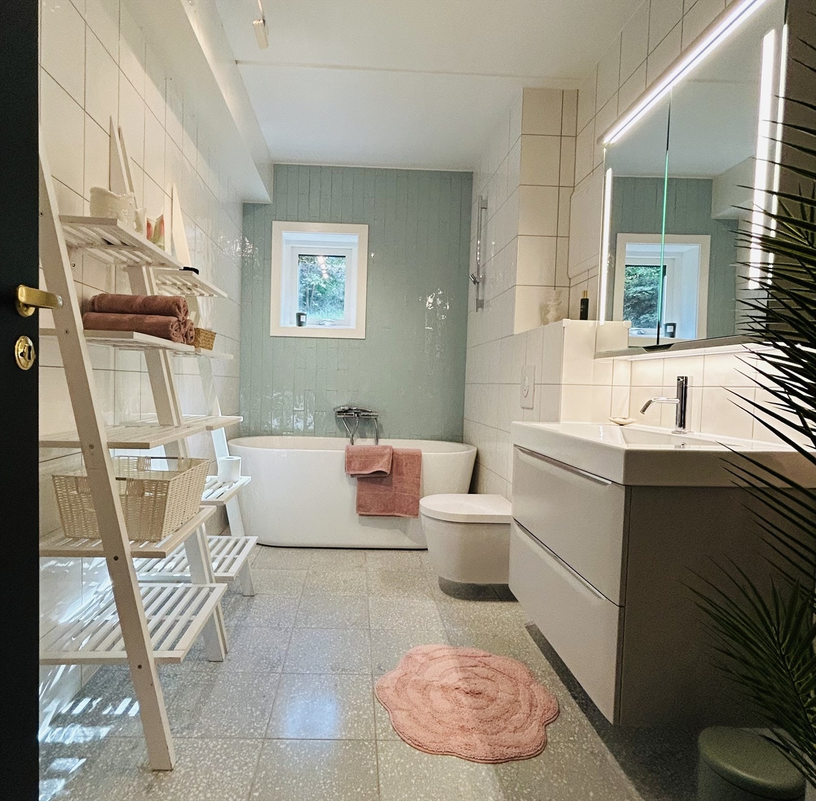 Stort og nyoppusset bad med plass til vaskemaskin/tørketrommel. Galleribilde