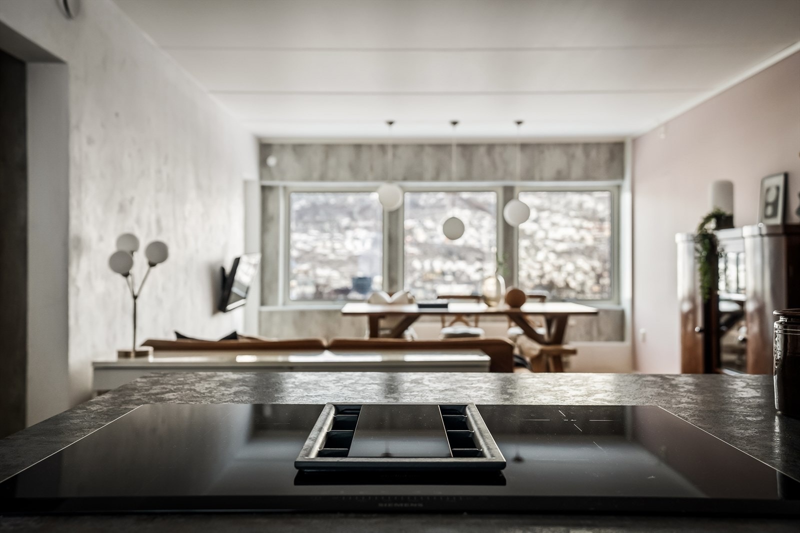 På kjøkkenøyen er det montert Integrert kullfilter ventilator i induksjonstopp. Galleribilde