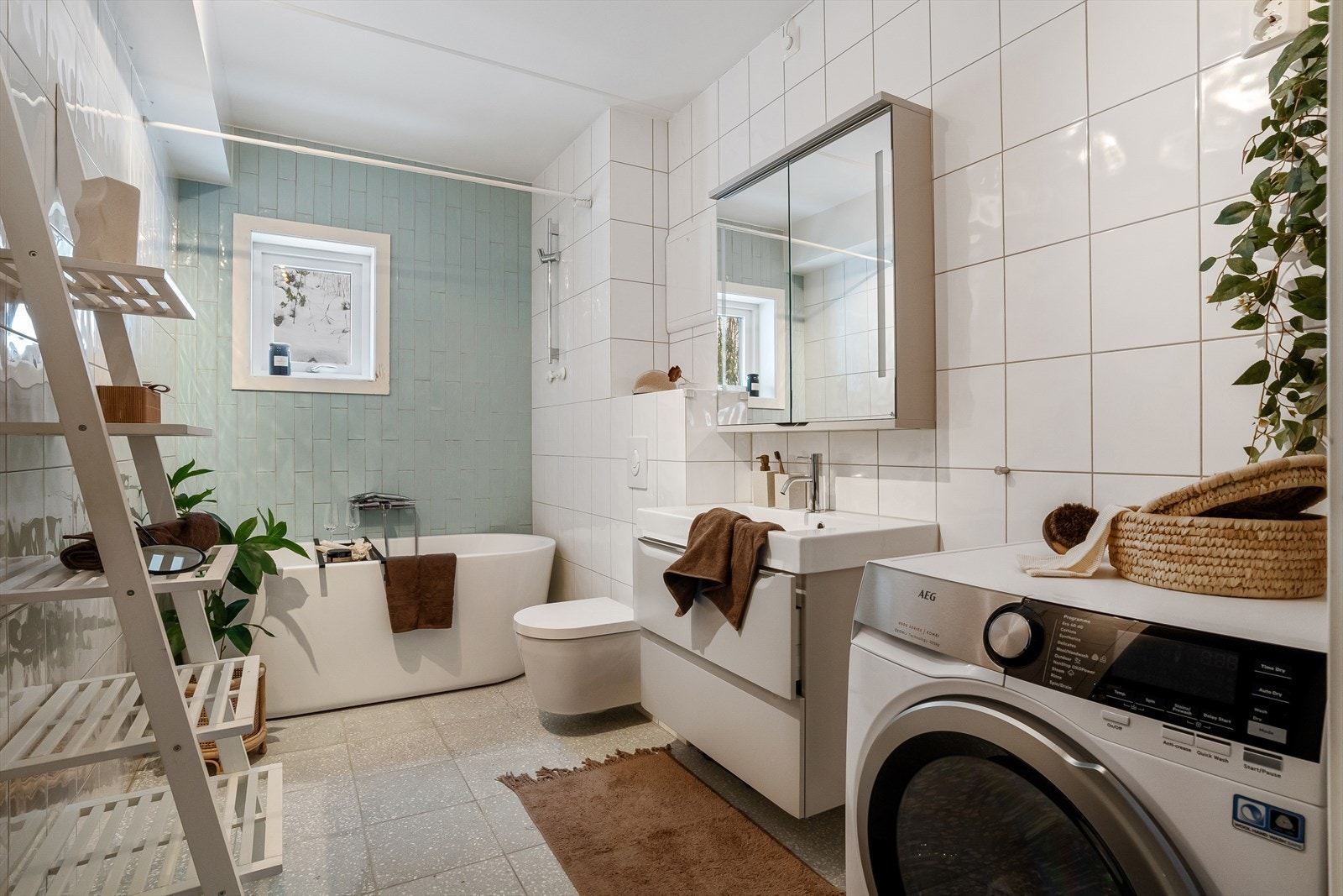 Da med fliser i gråtone på gulv (med varme), lyse fliser/baderomsplater på vegger og betongelementer i himling. Galleribilde