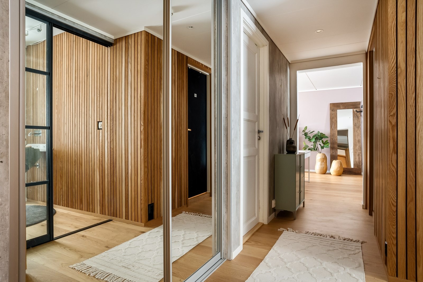 Gode lagringsmuligheter i skyvedørsgarderobe. Galleribilde