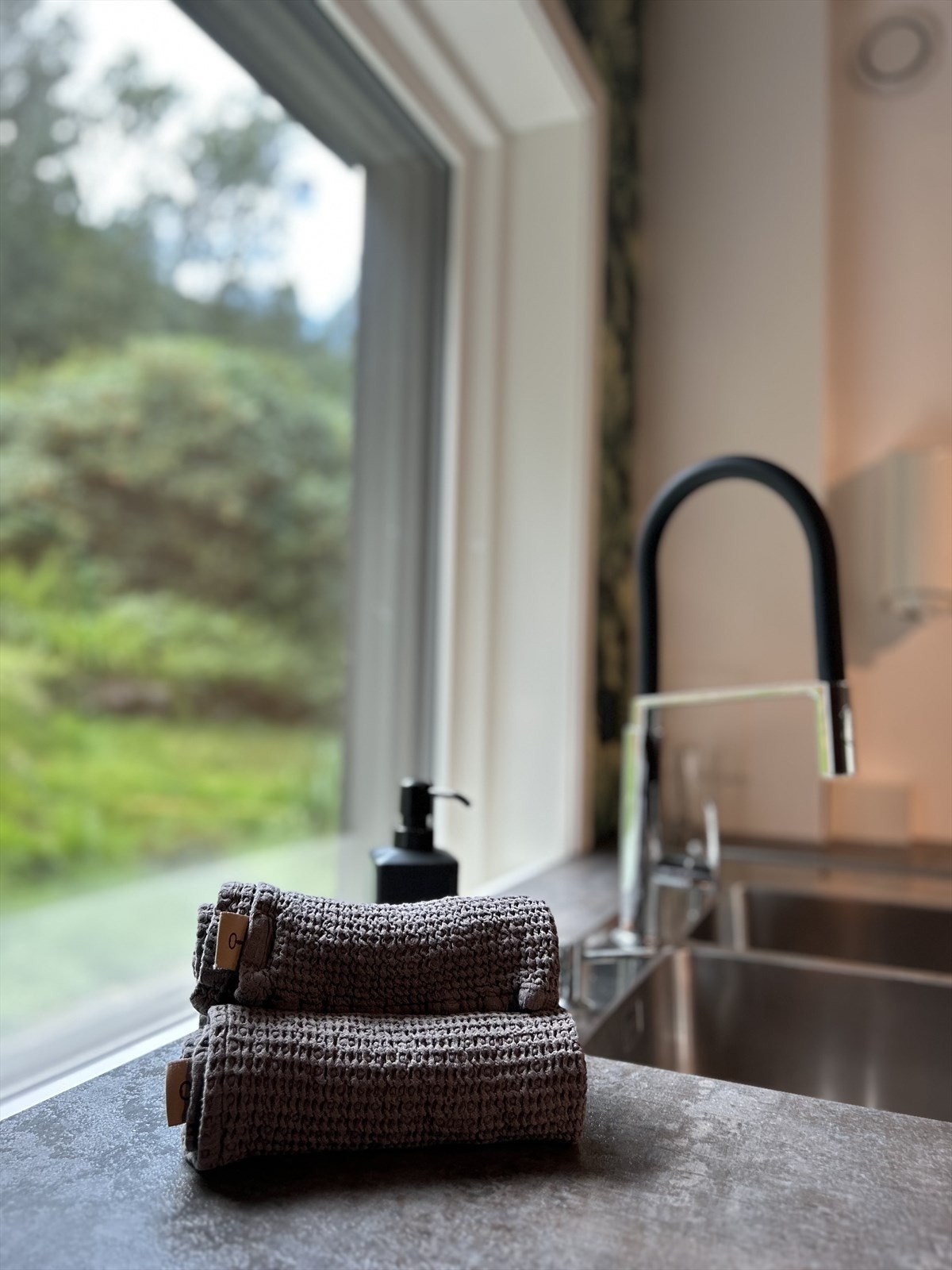 Idyllisk utsikt mot Løvstien fra kjøkkenbenken. Galleribilde