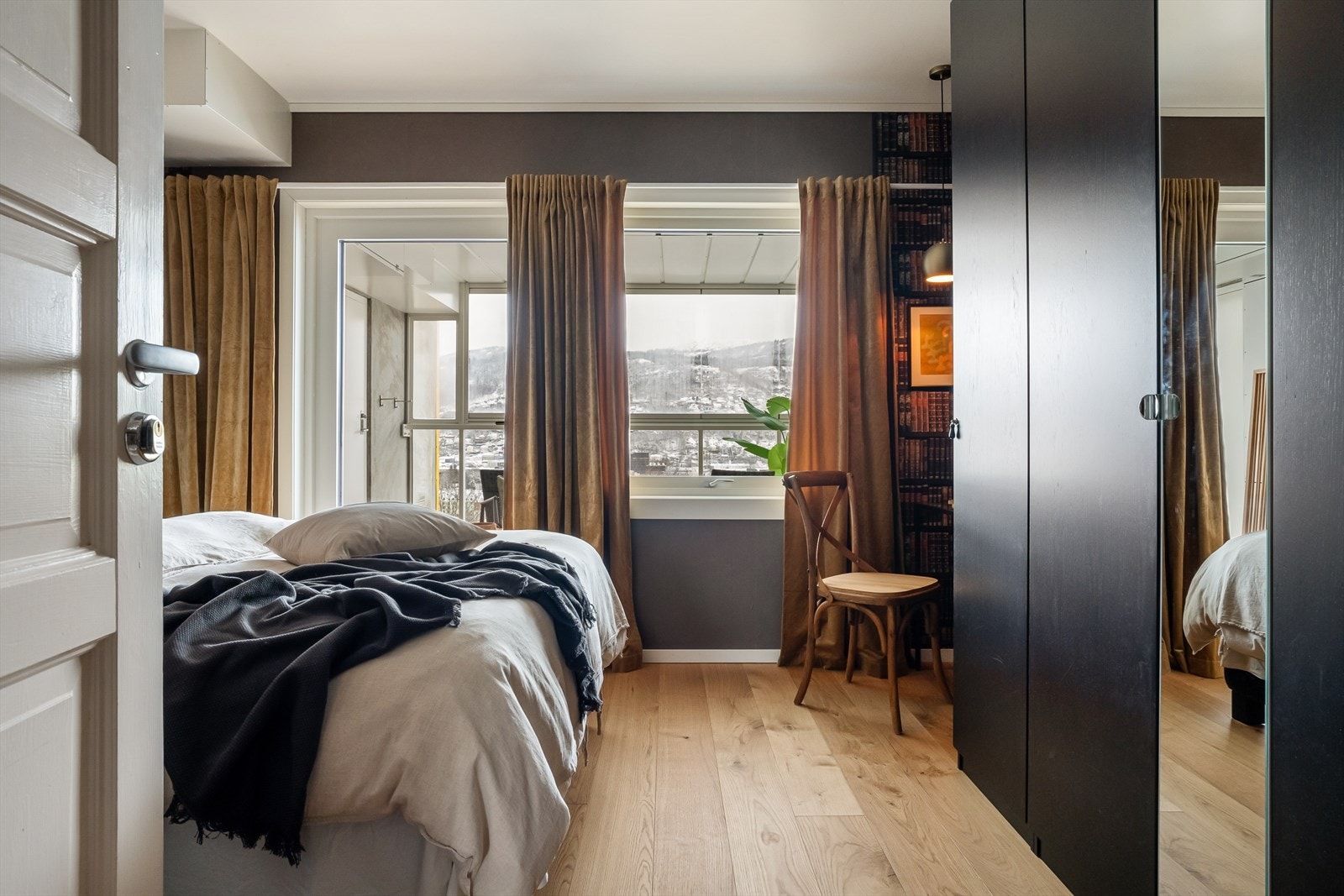 Hovedsoverommet er malt i en mørk, behagelig gråtone og det er montert et romslig garderobeskap. Galleribilde