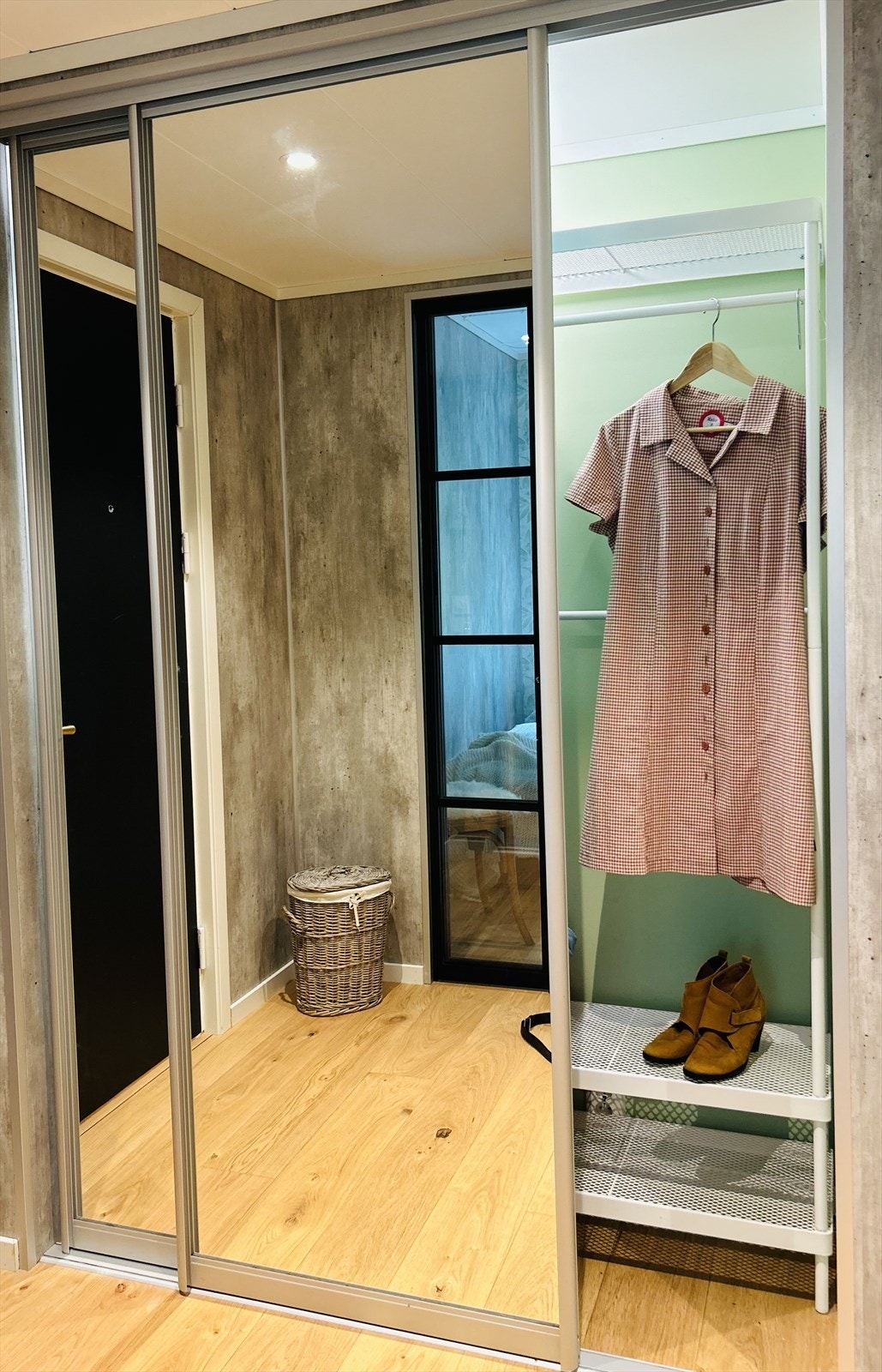 God skap-plass i gangen. Galleribilde