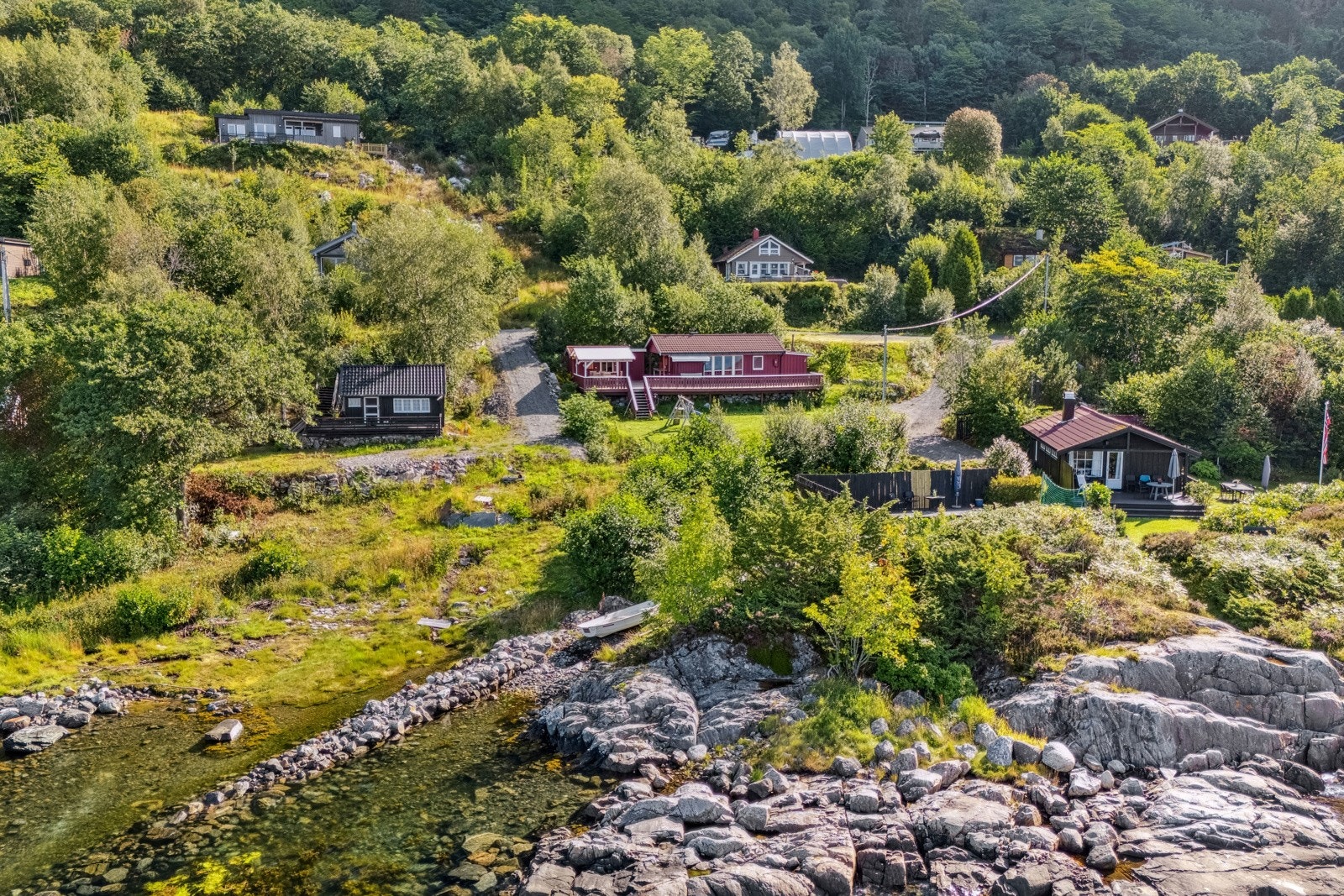 Eiendommen ligger i et mindre, hyggelig hyttefelt på Gauset like utenfor Molde. Galleribilde