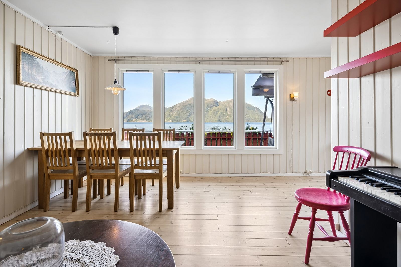 Fra de vestvendte vinduene er det nydelig utsikt! Galleribilde