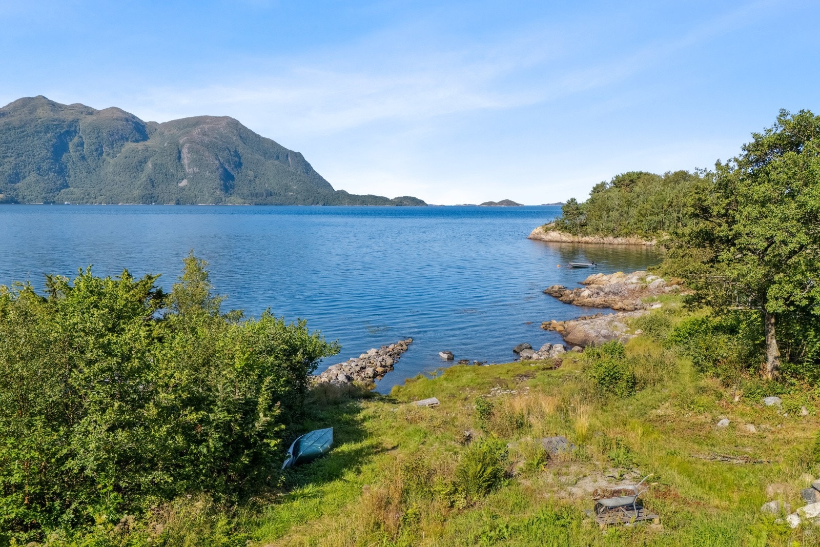 Eiendommen ligger like ved sjøen. Eiendommen har rett til oppbevaring av båt ved sjøen på nærmere bestemt sted. Eiendommen har også rett til ha fortøningsbøye i sjø. Galleribilde