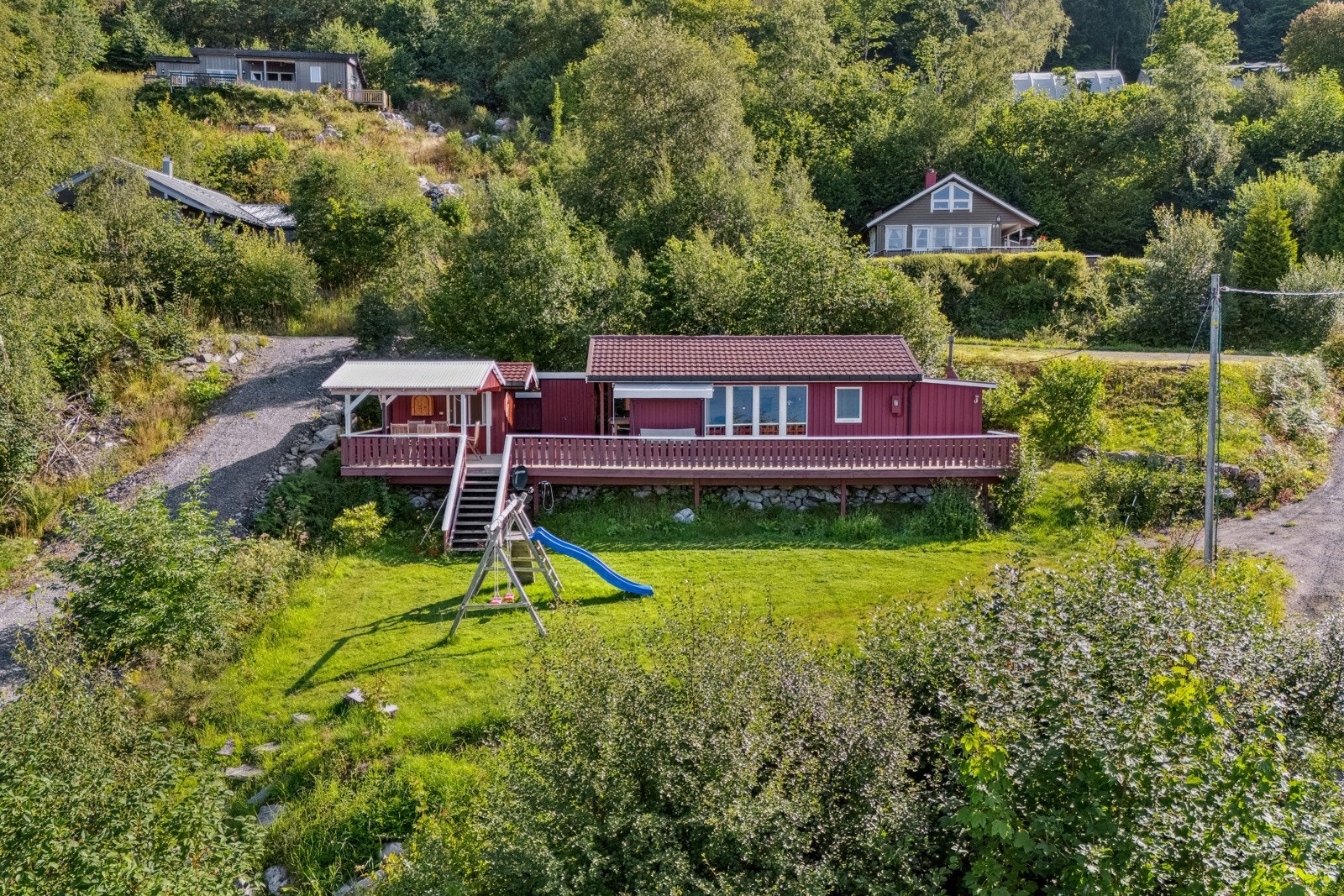 Eiendommen består av hytte på pent opparbeidet tomt. I tillegg er det oppført stor veranda, anneks og vedkskjul. Galleribilde