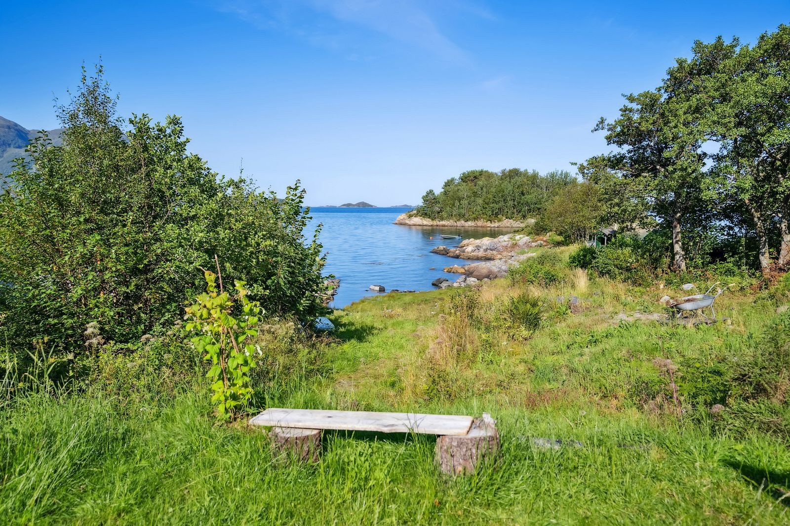 Hytta ligger kun et godt steinkast fra sjøen. Galleribilde