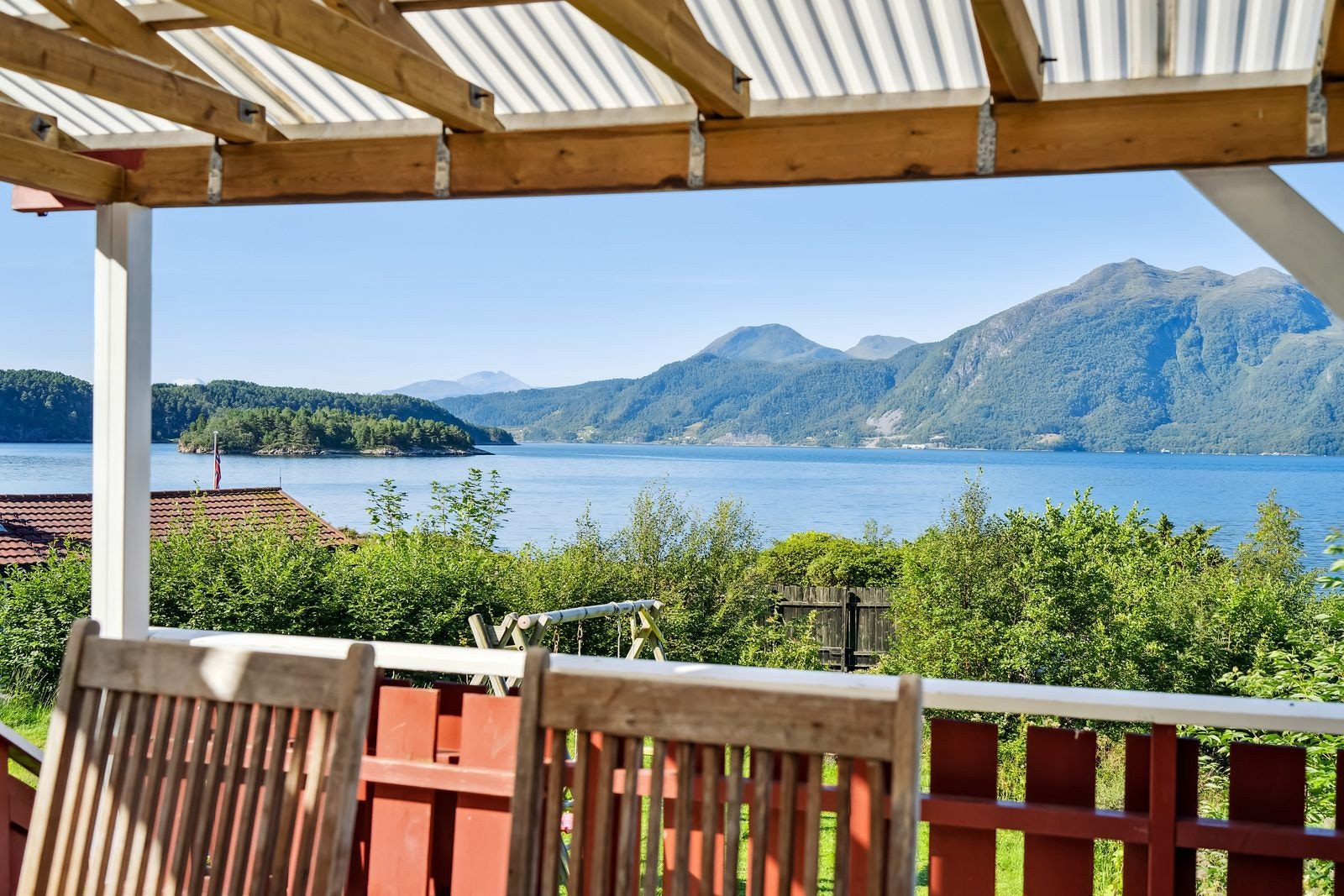 Nydelig utsikt til fjorden og Otrøya. Galleribilde