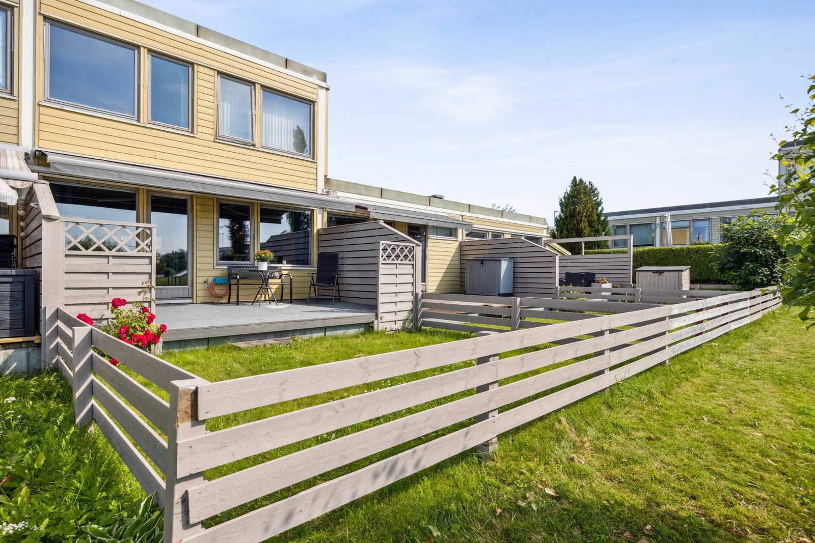 Utearealet har fantastiske solforhold og tilkomst til et inngjerdet hageareal. Galleribilde