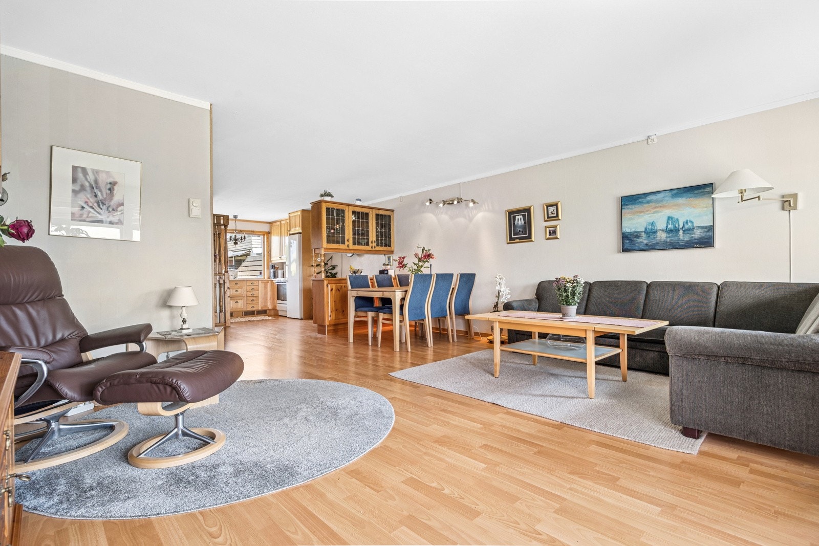 Rommet oppleves svært lyst og romslig, og har rikelig med boltreplass for både store og små. Galleribilde