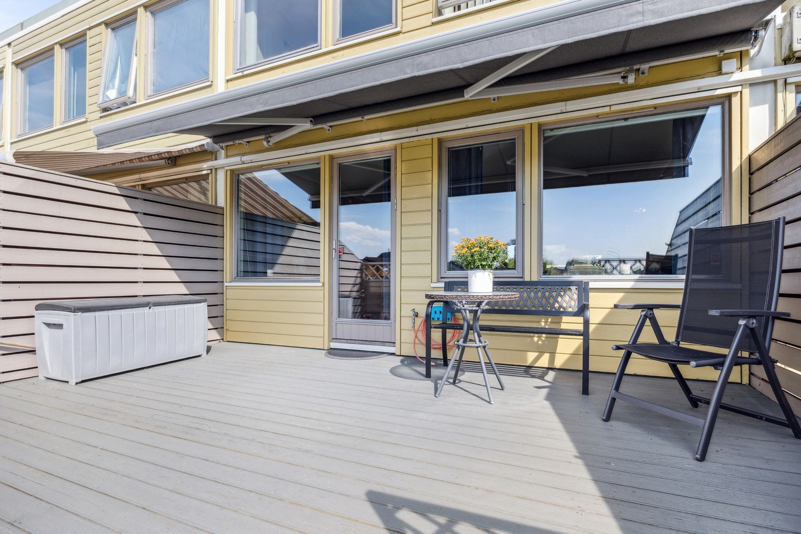 Fra stuen er det adkomst til en sørvendt balkong. Galleribilde