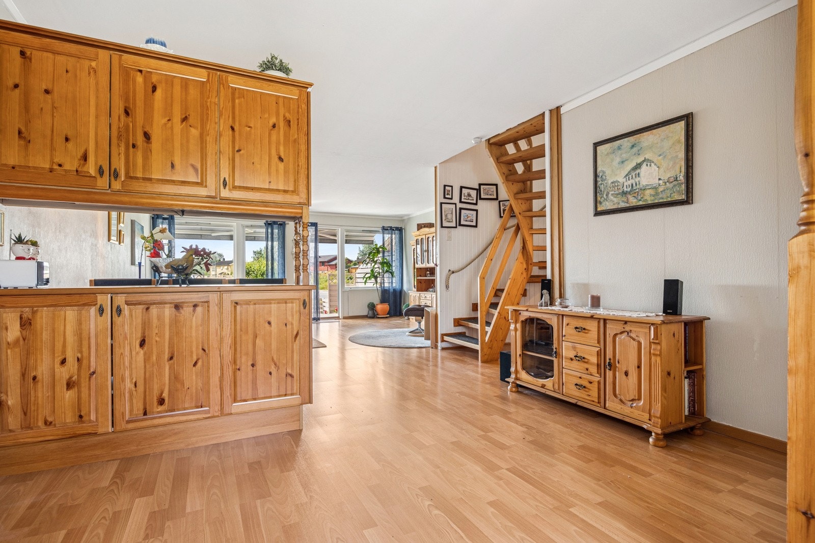 Den åpne løsningen mellom kjøkkenet og stuen gir mye gjennomlys, samt en god opplevelse av oppholdsrommet. Galleribilde