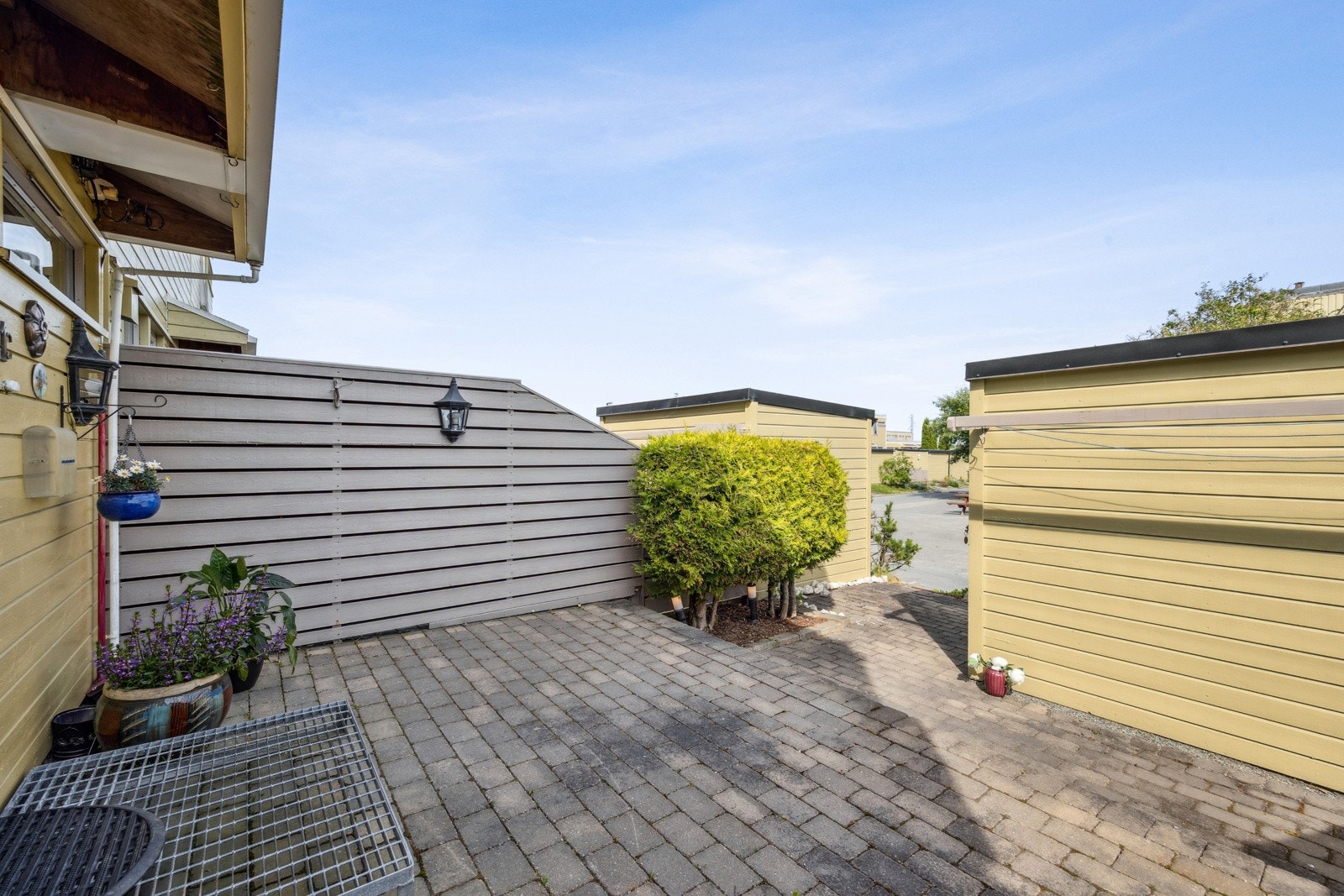 Det er etablert en stor sportsbod ved terrassen, med god plass til sykler, barnevogner, akebrett, ski m.m. Galleribilde