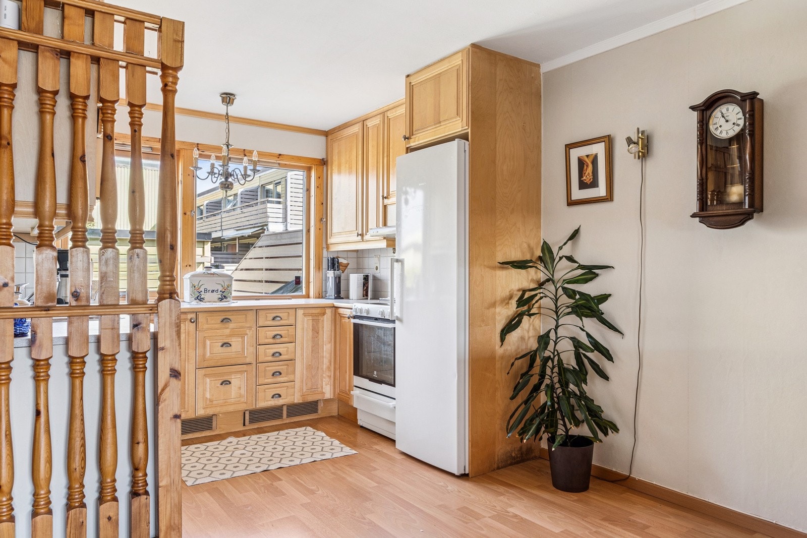 Kjøkkeninnredningen har en romslig utforming rikt på lagringsplass og gode arbeidsflater. Vinduet over kjøkkenbenken slipper inn godt med naturlig lys. Galleribilde