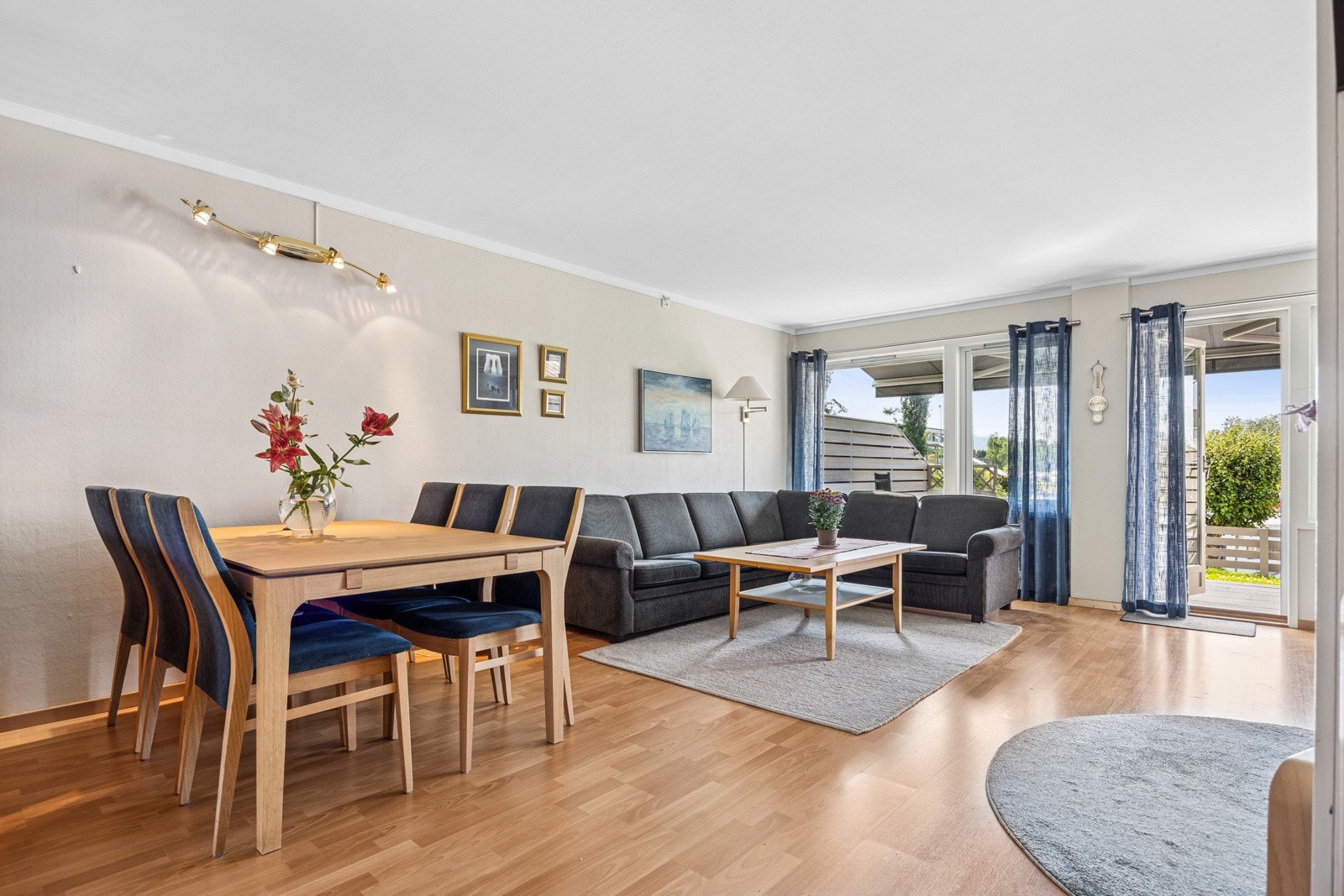 Oppvarming gjennom vannbåren varme i radiatorer som er inkludert i de månedlige felleskostnadene. Dette gjelder følgelig også forbruk av varmtvann. Galleribilde