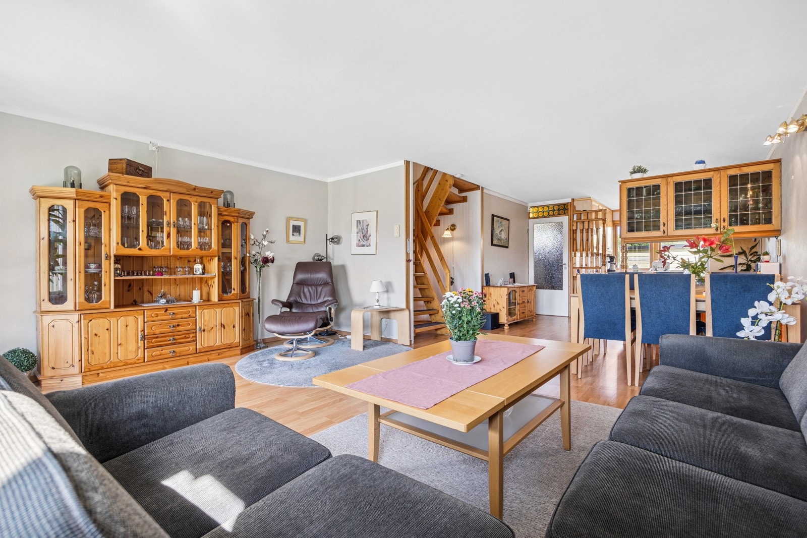 Stuens planløsning og størrelse gir plass til både spisegruppe, sofagruppe, mediemøblement og mer. Galleribilde