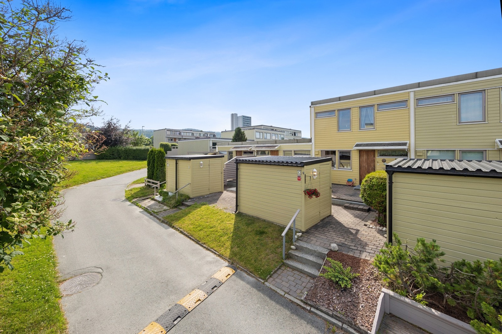 Rekkehusleiligheten strekker seg over to innholdsrike plan og har en familievennlig beliggenhet i etablerte Risvollan Borettslag. Galleribilde