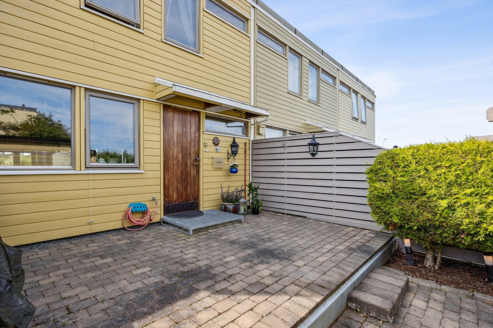 Ved inngangspartiet blir man møtt av en nordvendt uteplass med gode solforhold og plass til ønsket utemøblement. Galleribilde