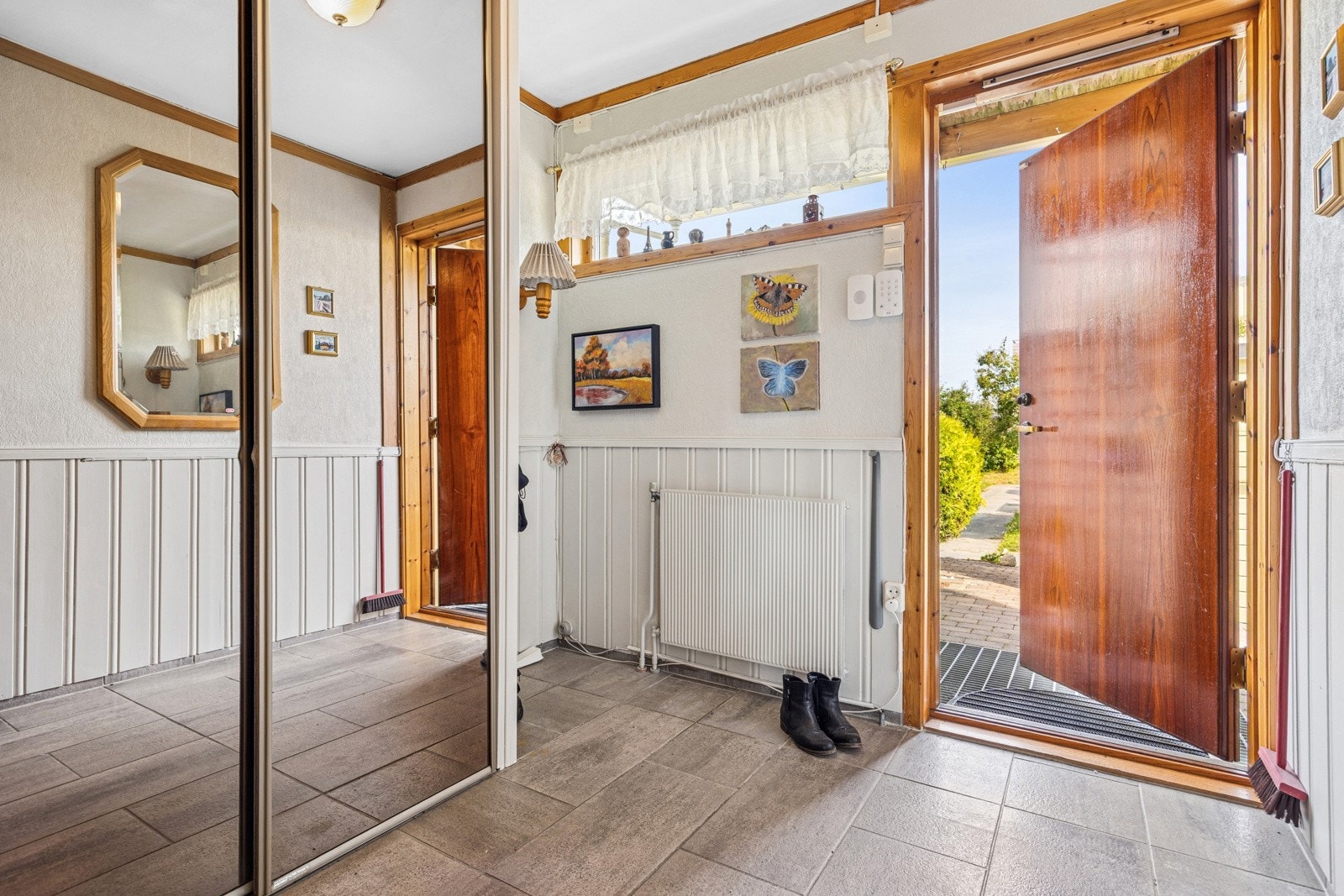 Boligen har egen inngang som fører inn til en romslig entré med garderobeskap som medfølger handelen. Her er det også plass til yttertøy og skotøy, samt mulighet for å montere ekstra oppbevaringsløsninger. Galleribilde