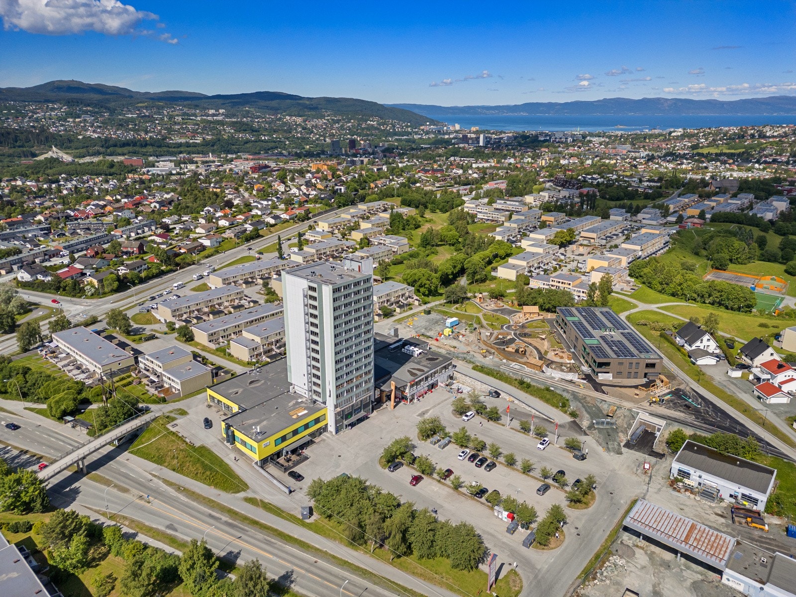 Risvollan senter har et bredt utvalg av dagligvare- og servicefunksjoner, og rommer blant annet Coop Extra med post-i-butikk. Galleribilde