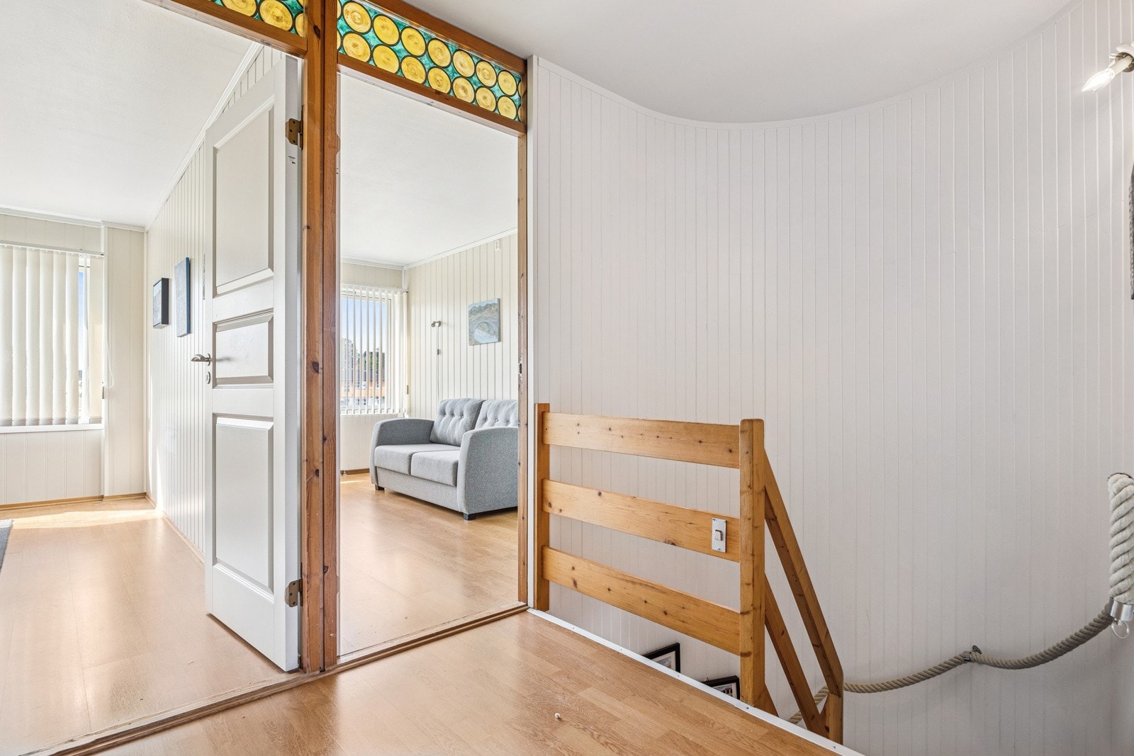 Boligen har tre soverom som alle har god plass til seng, nattbord og øvrig møblement. Galleribilde