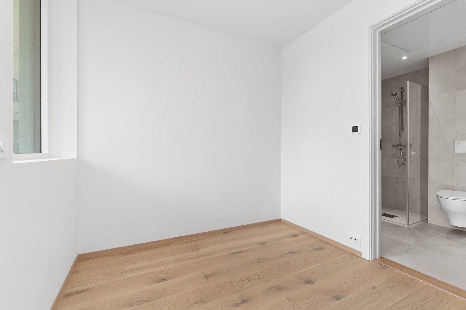 Inngang til baderom fra soverom. Galleribilde