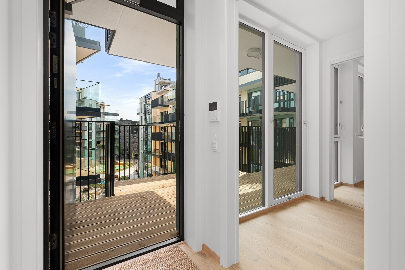 Utgang til svalegang og privat overbygd balkong Galleribilde