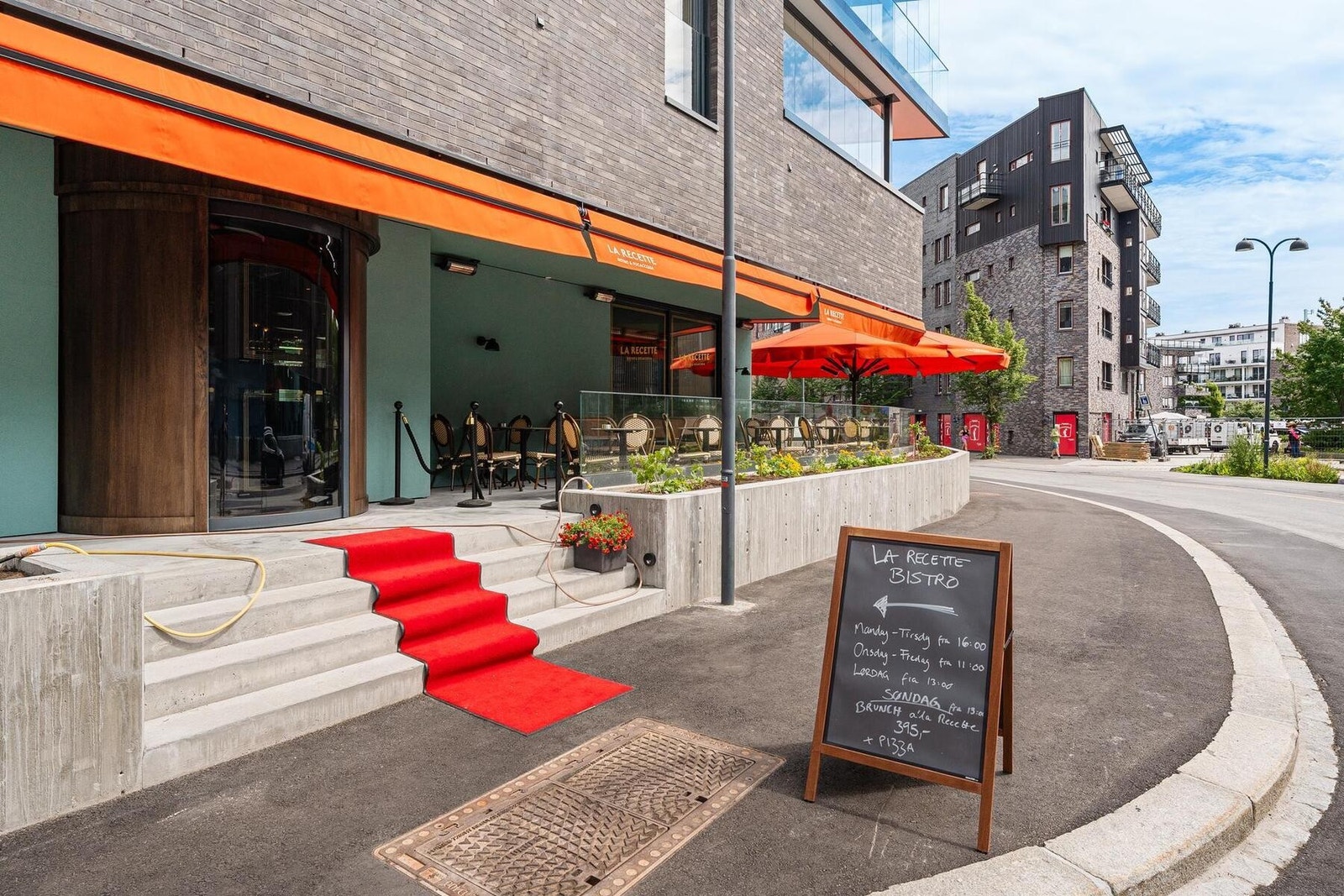 Franskinspirert restaurant som heter La Recette som eies og drives av bla. den kjente kokken Trond Moi. Galleribilde