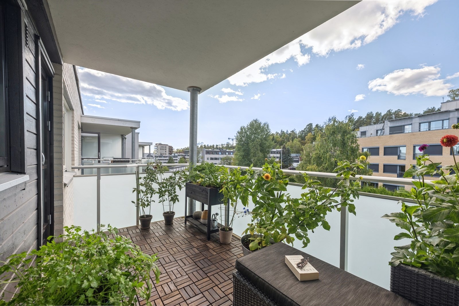 Balkongen er på ca. 8 kvm og ligger vestvendt til med gode solforhold. Galleribilde