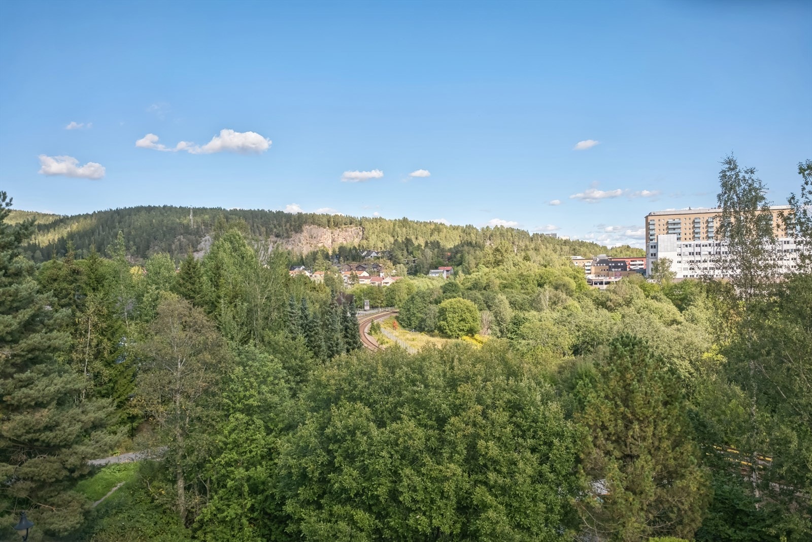 Hyggelig utsikt, gode solforhold og sentral beliggenhet er noen av kvalitetene denne leiligheten gir deg. Galleribilde