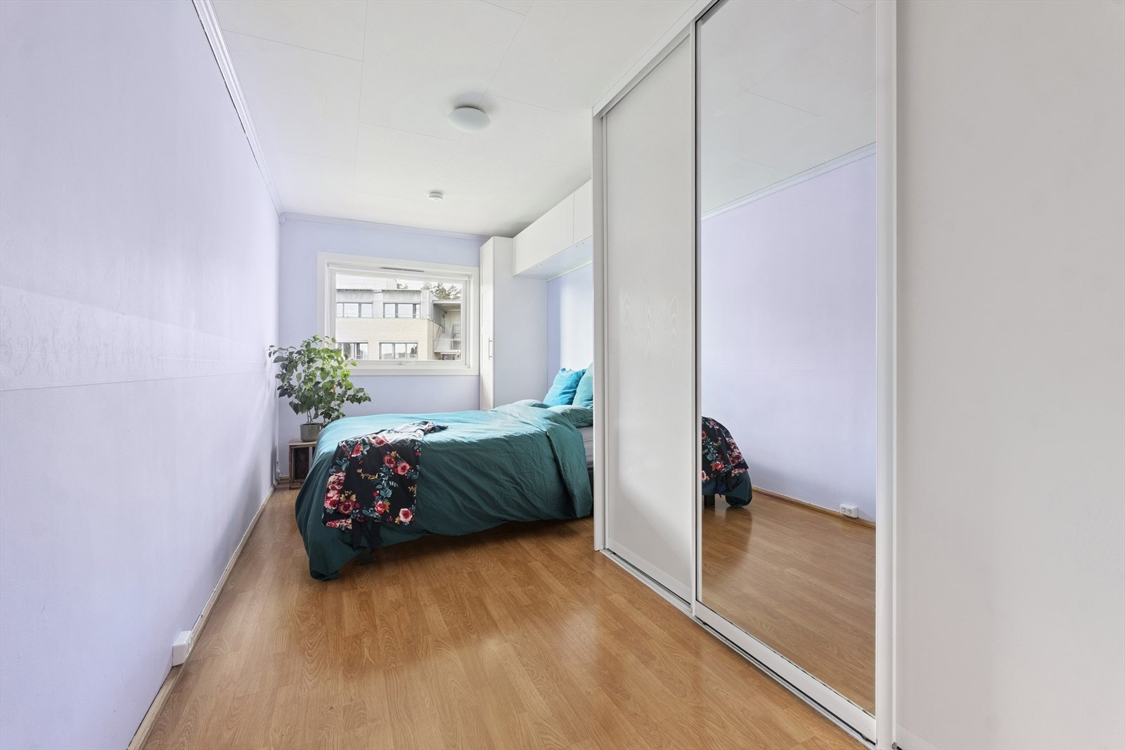 Det er 3 soverom i leiligheten hvor dette er hovedsoverommet. Her har man skyvedørsgarderobe som vil medfølge. Galleribilde