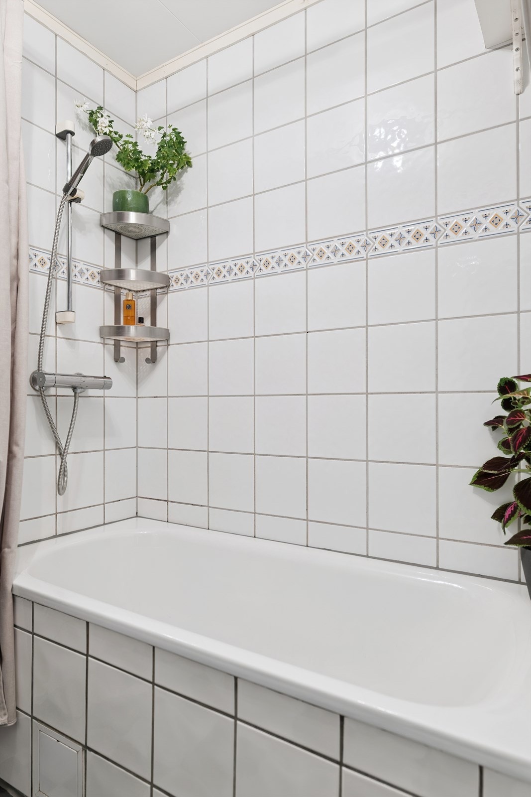 Badet ble tatt i regi av borettslaget i 2003/2004. Innebygd badekar er noe spesielt de små i familien vil sette stor pris på. Galleribilde