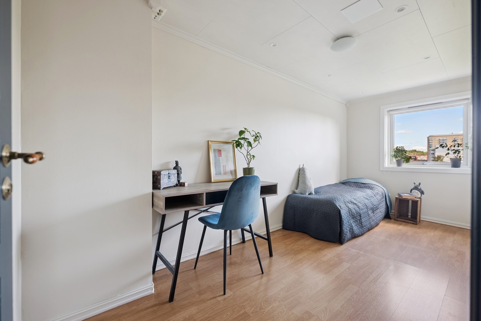 Soverom 2 er malt opp i nyere tid samt spottene er byttet til Led. Dette er et perfekt barnerom, gjesterom eller kontor. Galleribilde