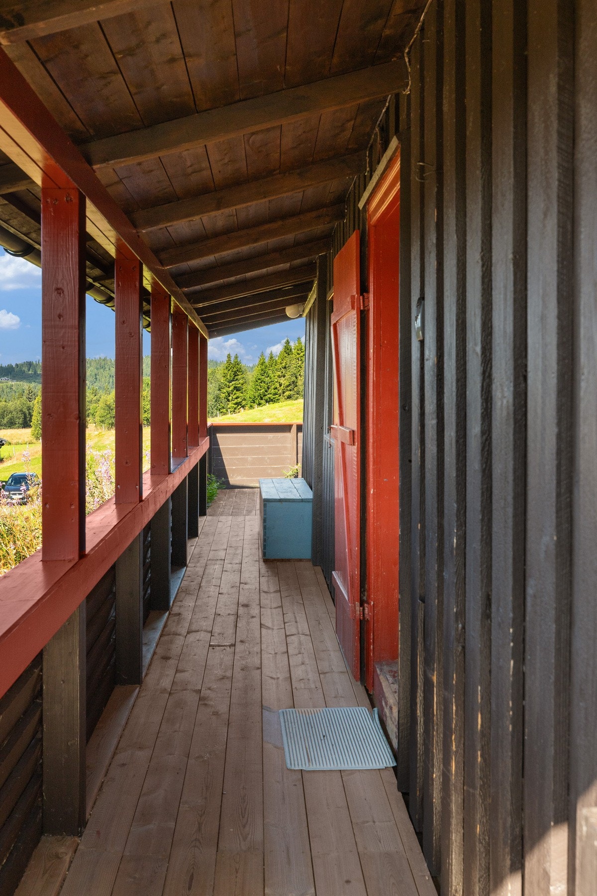 Utvendig er det satt opp en ny svalgang utenfor inngangspartiet i 2020. Galleribilde