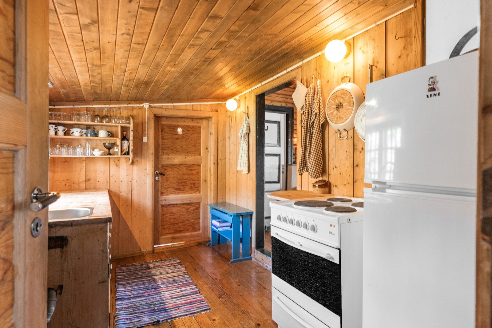 Koselig kjøkken med solid, eldre innredning Galleribilde