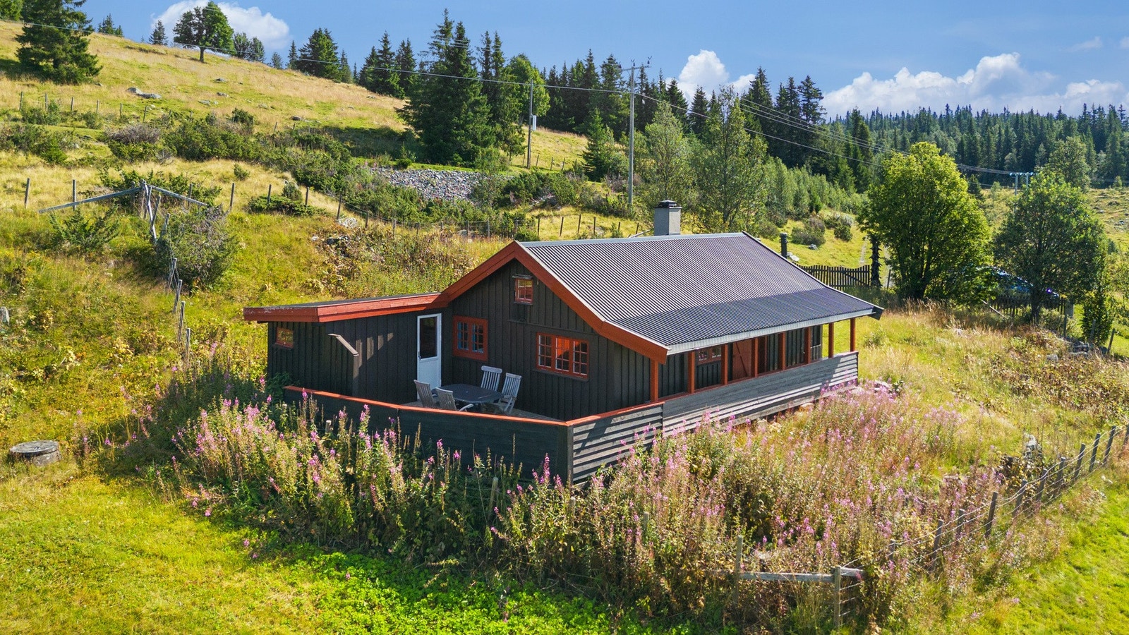 Hytta ligger i et område med eldre og veletablert gård- og fritidsbebyggelse, i god avstand fra tettbygde hyttefelt. Skiene tas på ved hytteveggen på vinterstid, og man kommer rett inn på milevis med oppkjørte skiløyper. Galleribilde