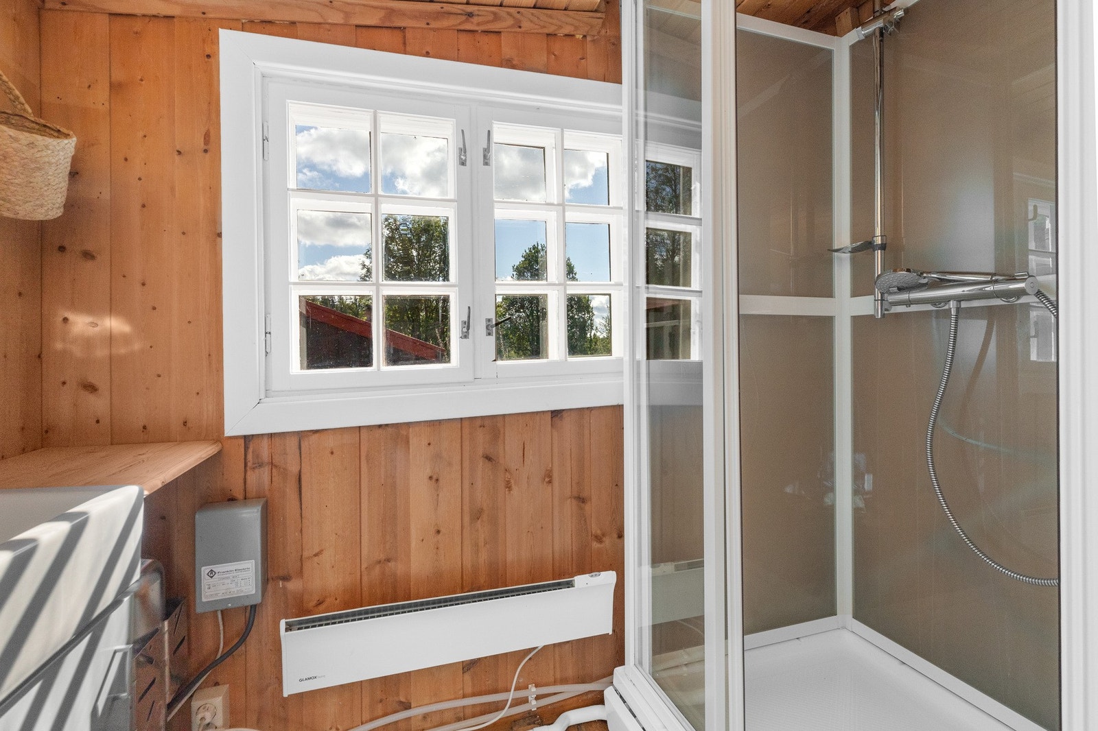 Badet inneholder forbrenningstoalett, servant og dusjkabinett fra 2021. Galleribilde