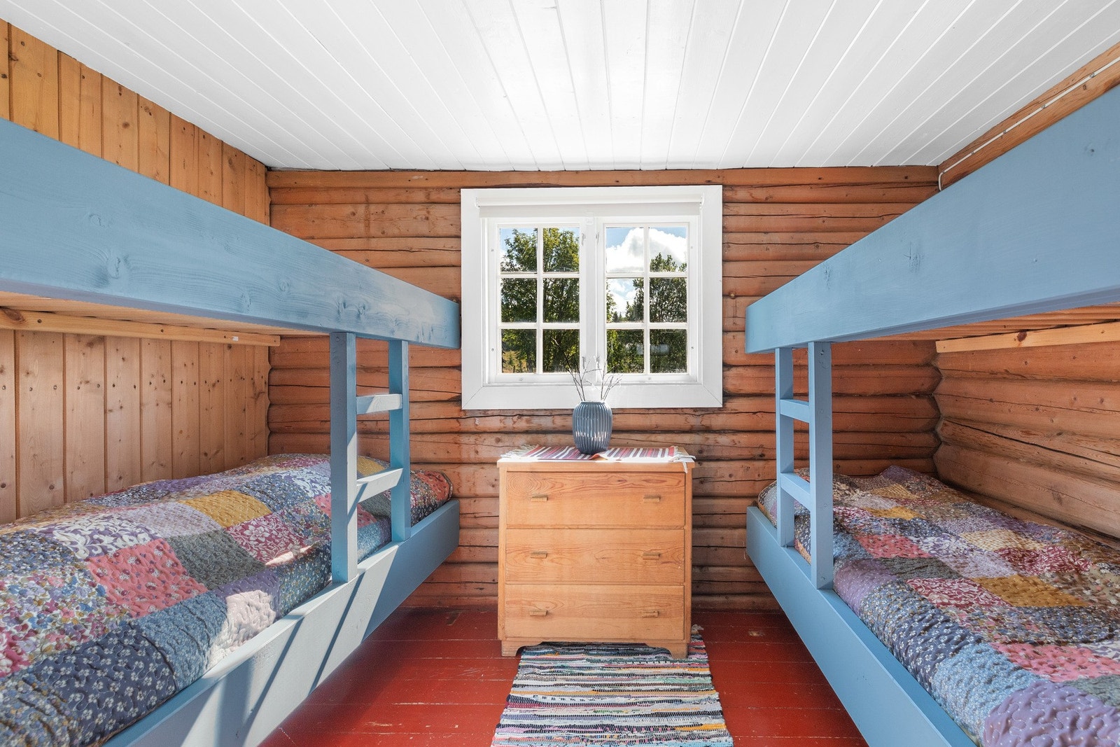 Det andre soverommet er innredet med to plassbygde køyesenger malt i en fin blåfarge Galleribilde