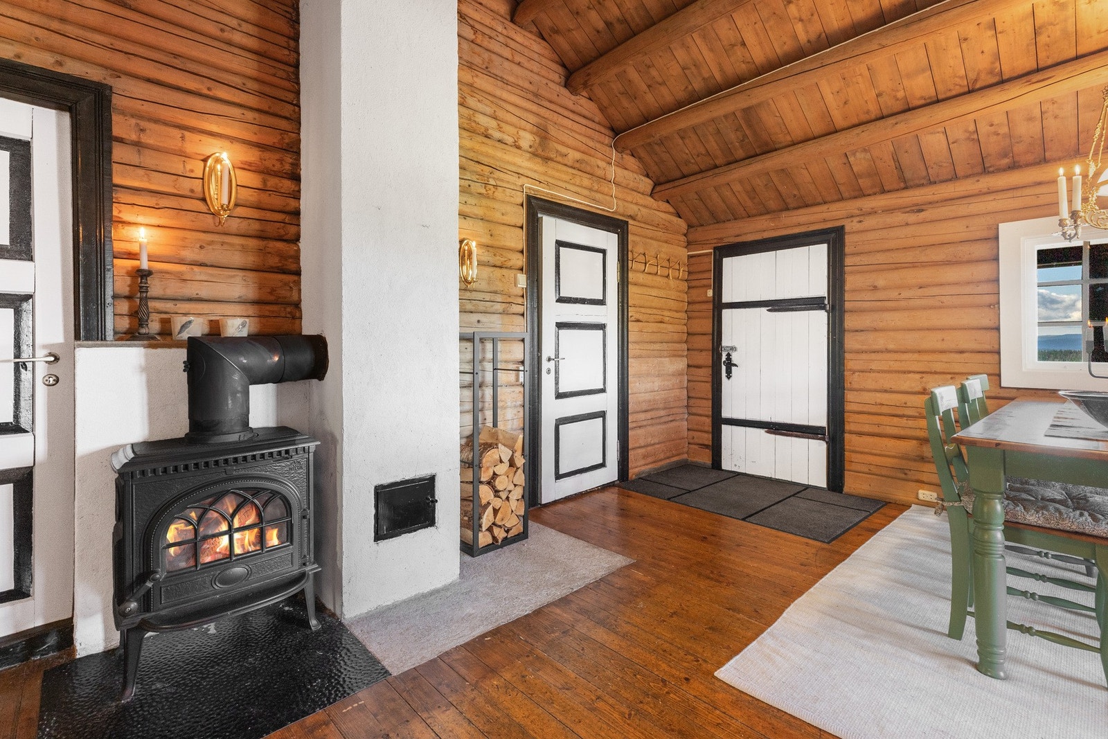 Peisovnen plassert midt i stuen gir god varme og bidrar til hyggelig stemning i rommet Galleribilde