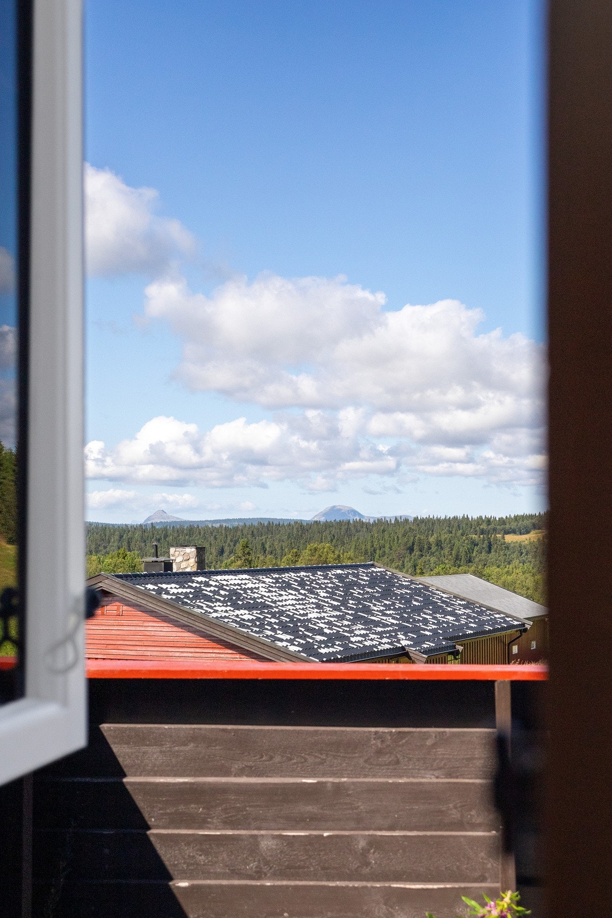 Her kan man sitte i sofaen og nyte den flotte utsikten mot kjente Skarvemellen og Rundemellen Galleribilde