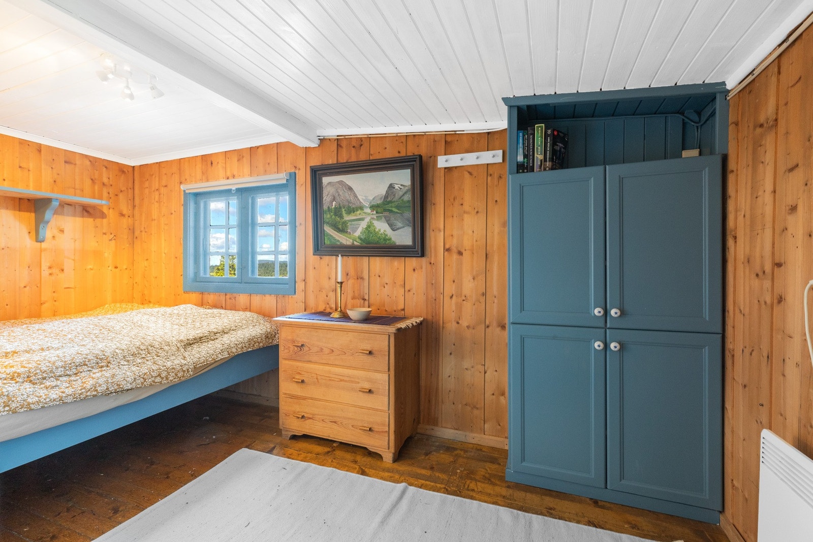 Hytta har 3 soverom. Hovedsoverommet er romslig, og er innredet med plassbygd dobbeltseng, skap, bokhyller og kommode. Galleribilde