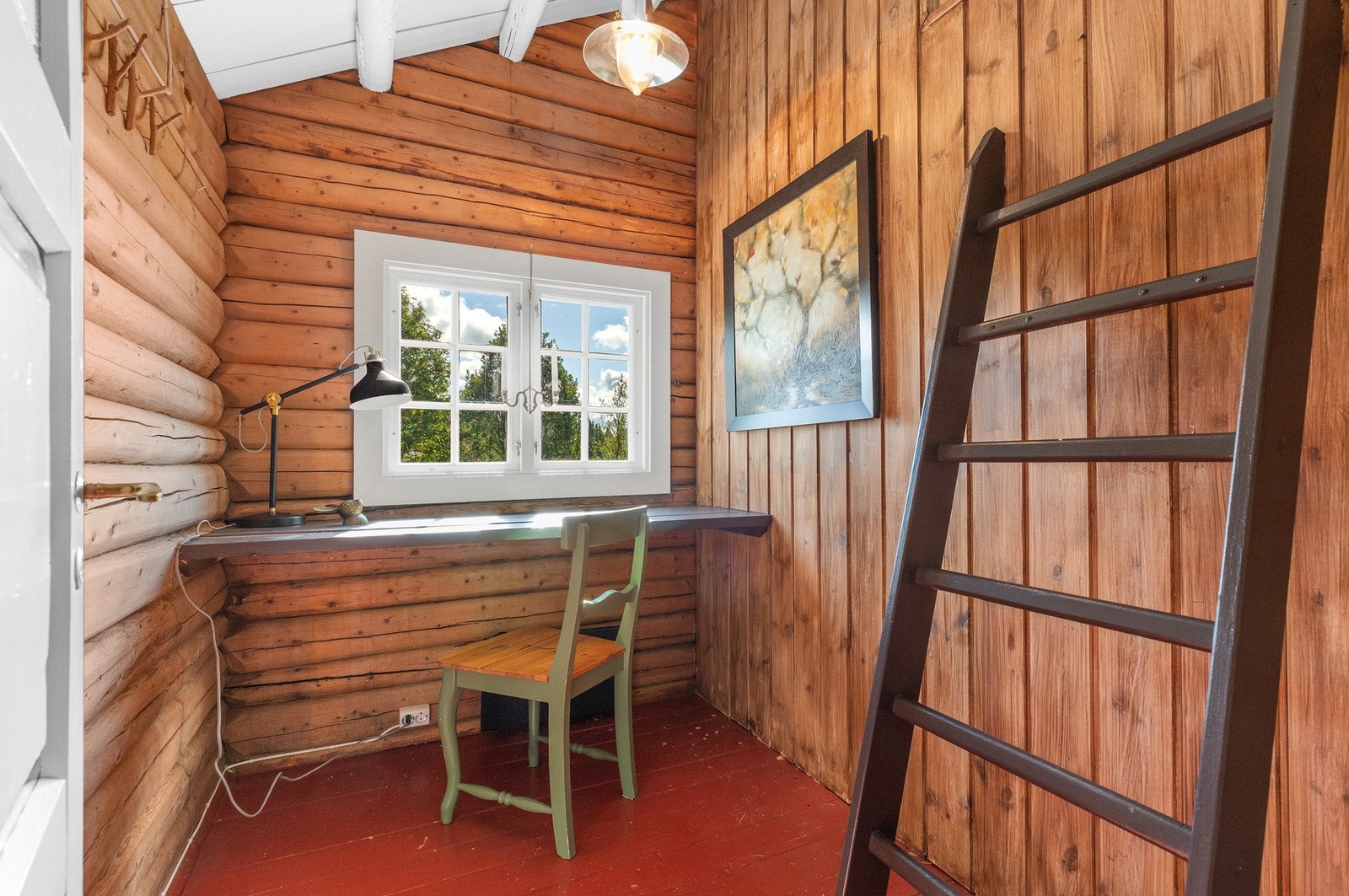 Det tredje soverommet har høyt skråtak og er innredet med en kontorpult. Stige opp til en koselig hems. Galleribilde